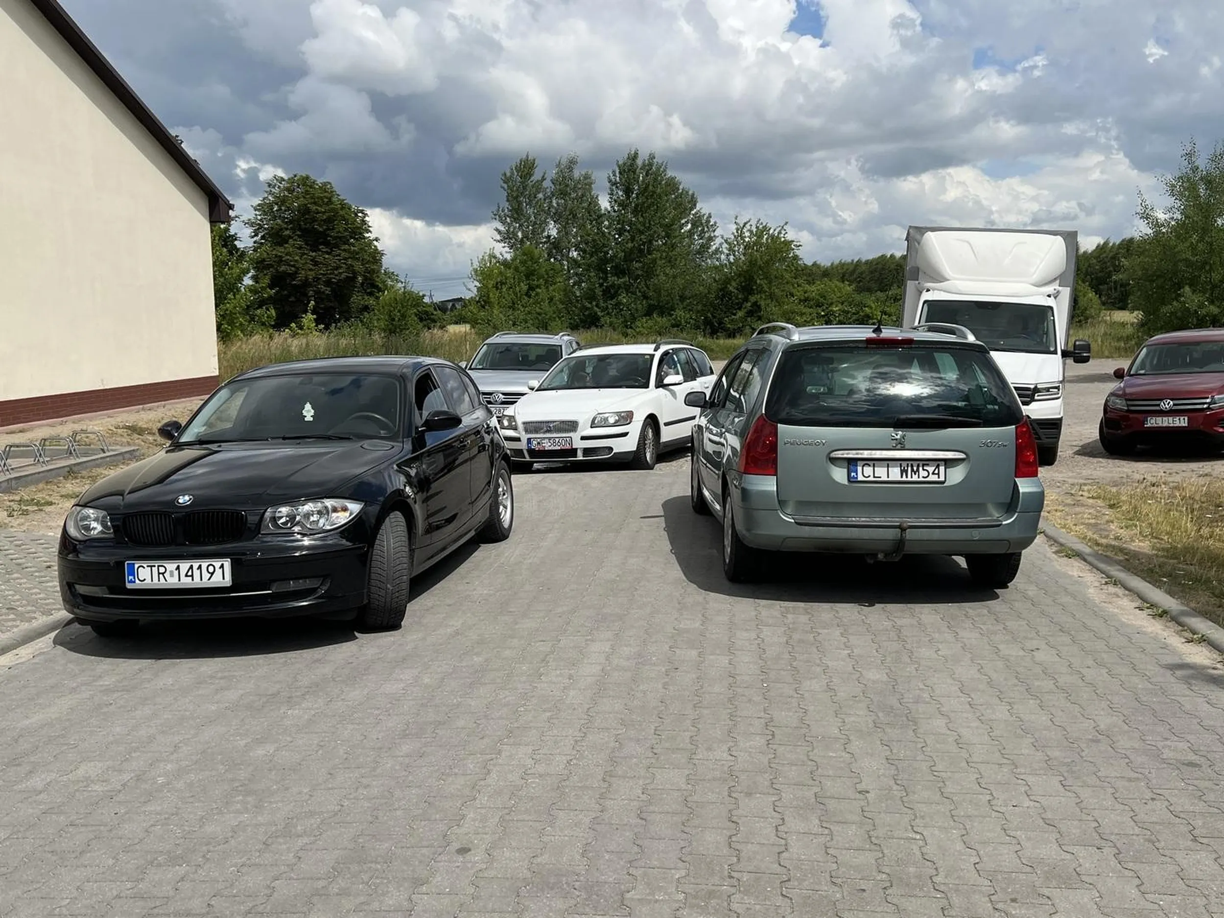 Nie pozdrawiam kierowcy bmw parkującego na środku wyjazdu z parkingu :)