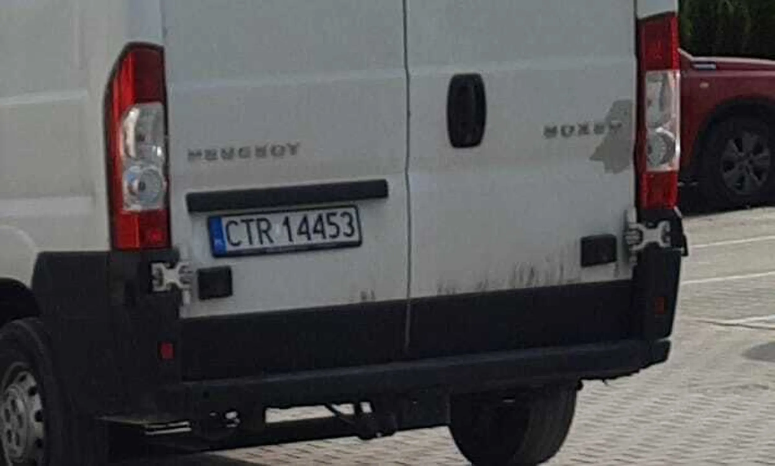 Gbur i burak. Zajeżdża drogę, jedzie zygzakiem. Na pytanie czy coś mu się stało (być może pijany albo pod wpływem narkotyków) rzuca jakieś chamskie wyzwiska do kobiet.