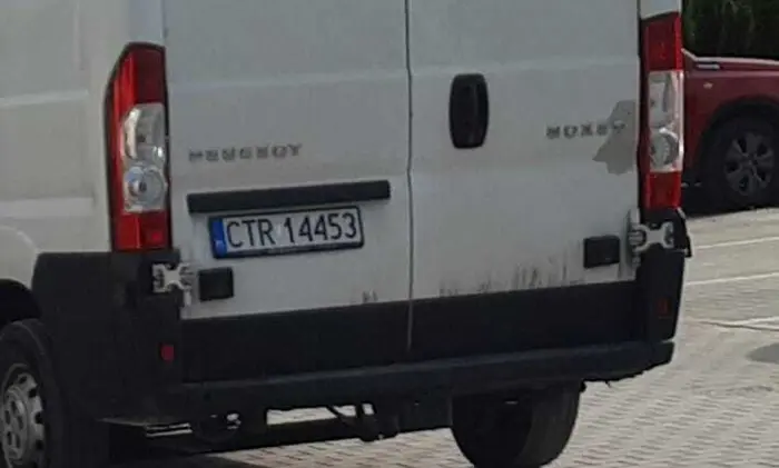 Gbur i burak. Zajeżdża drogę, jedzie zygzakiem. Na pytanie czy coś mu się stało (być może pijany albo pod wpływem narkotyków) rzuca jakieś chamskie wyzwiska do kobiet.