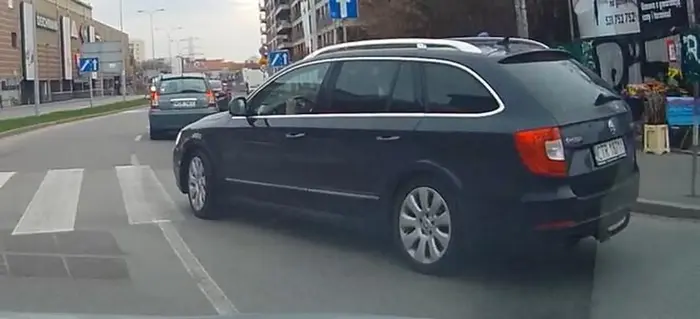 Na wycieczce w Warszawie wjeżdża na warunkowym skręcie w prawo przed auto skręcające na pełnoprawnym zielonym, kiedy powinienem mieć bezkolizyjny skręt i trąbi. Może by tak wrócić jednak do Torunia...