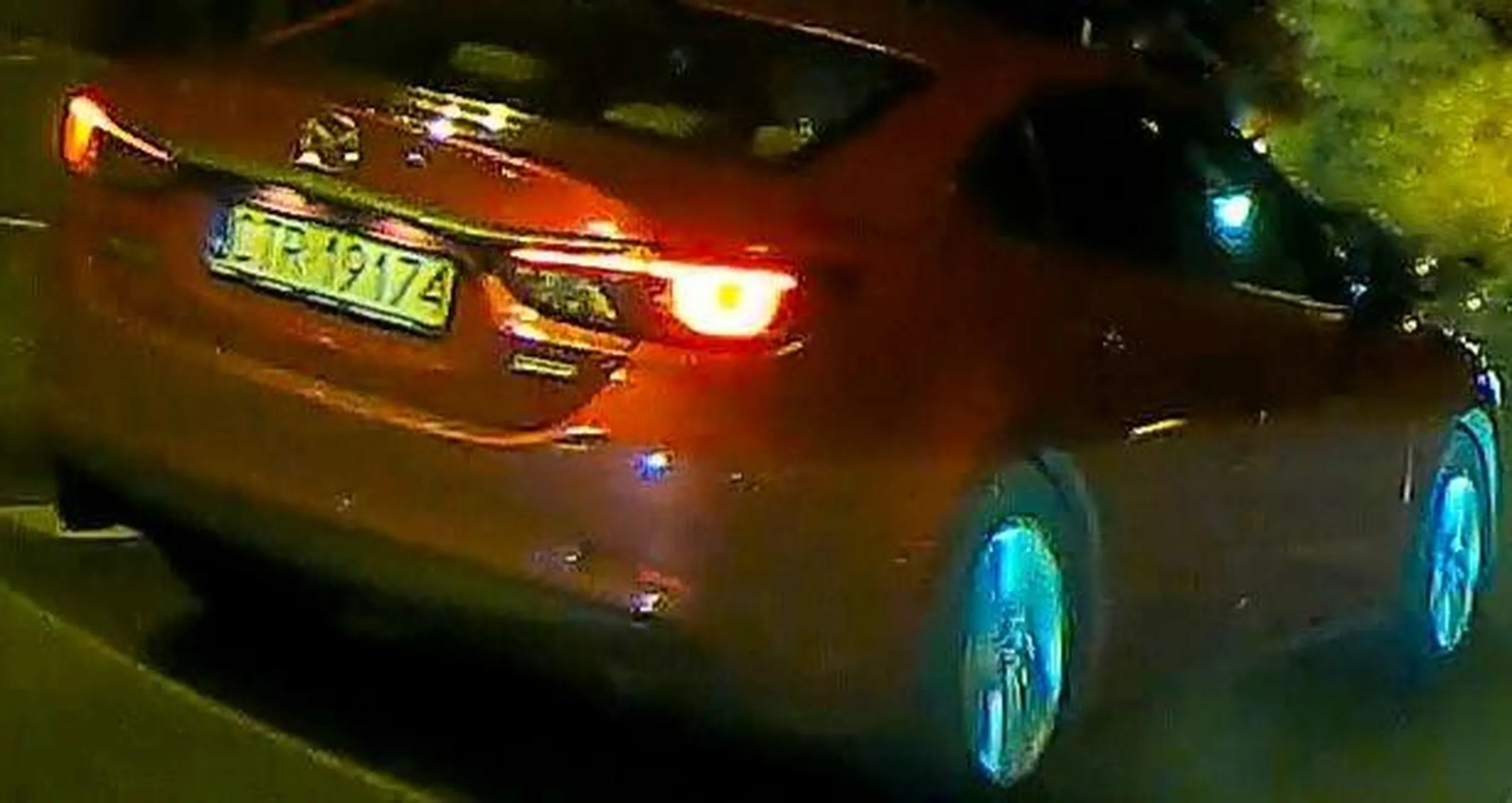 Urządza sobie w mieście tor wyścigowy i przejechał przez przejście na którym byli piesi!!!!!! A tam sygnalizacji nie ma. Typowe dziecko z problemami