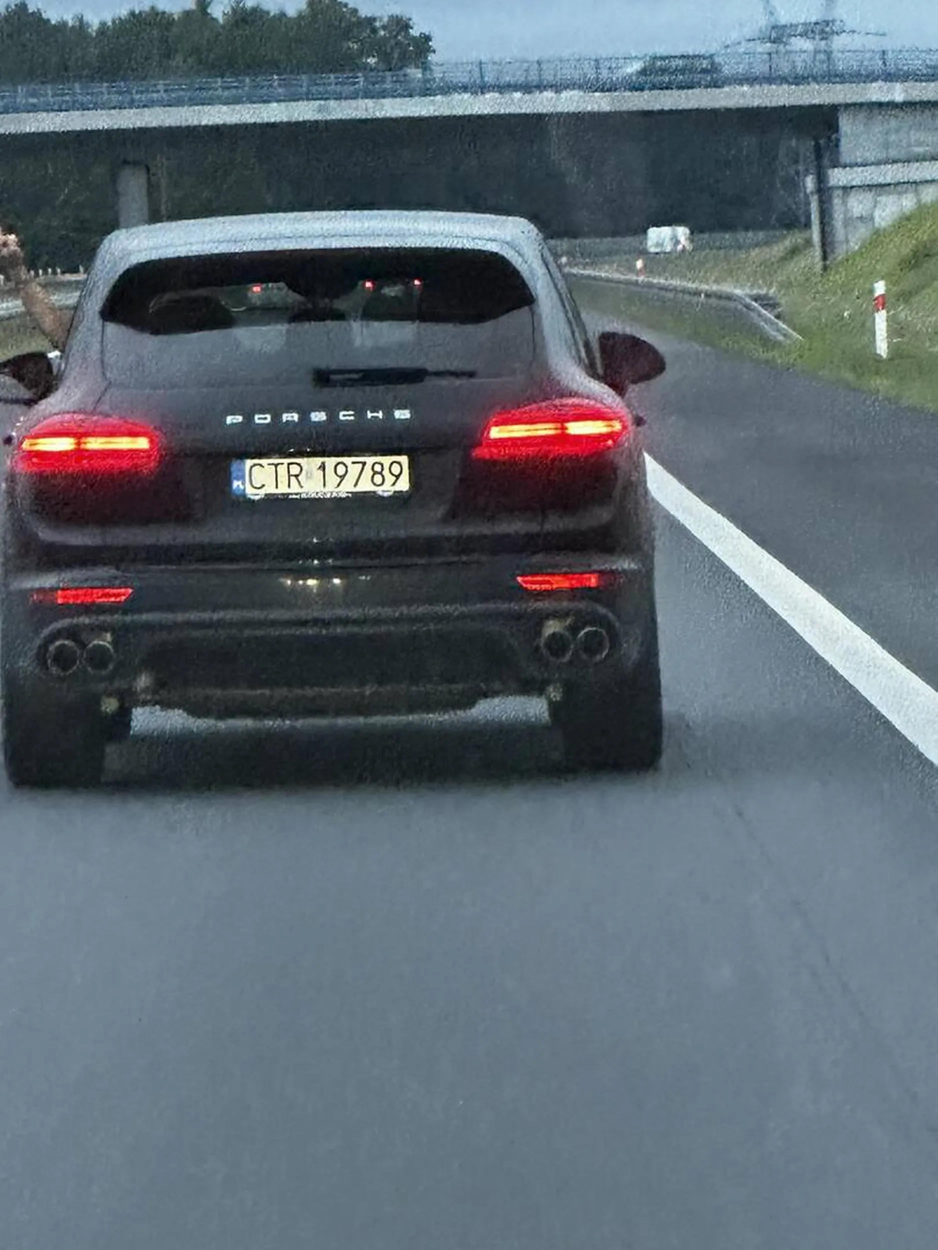 Kretny, nie powinien mieć prawka, mruga światłami na autostradzie, a później zwalnia i pokazuje środkowy palec.. prawko wygrane w paczce chipsów a auto oddac do leasingu