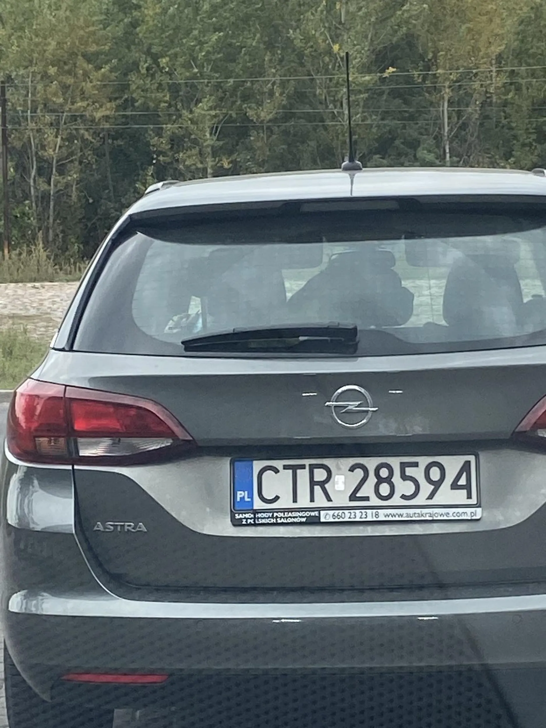 Tępa dzida zamiast skupić się na prowadzeniu pojazdu gada przez telefon ! !!!!!