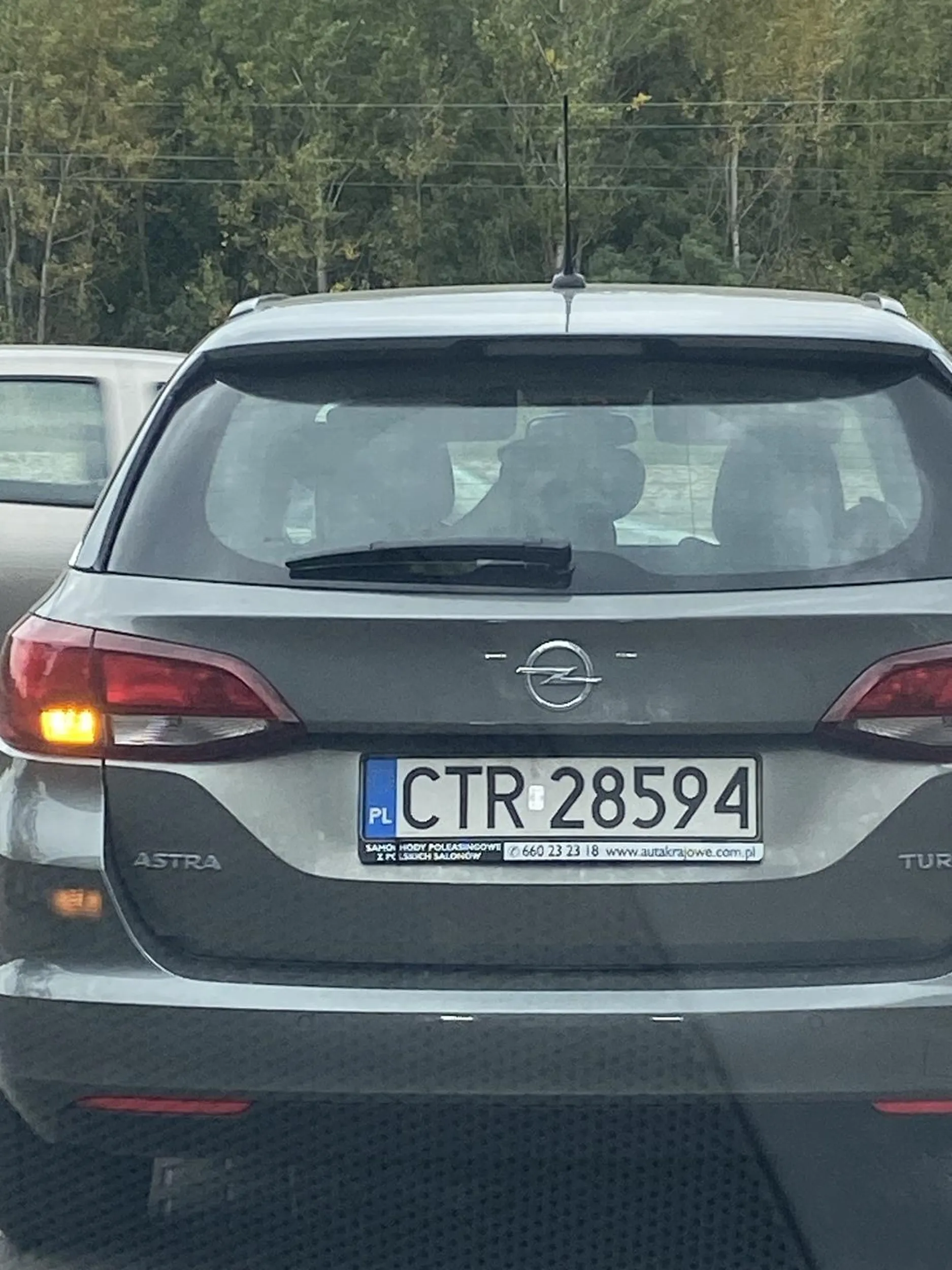 Tępa dzida zamiast skupić się na prowadzeniu pojazdu gada przez telefon ! !!!!!