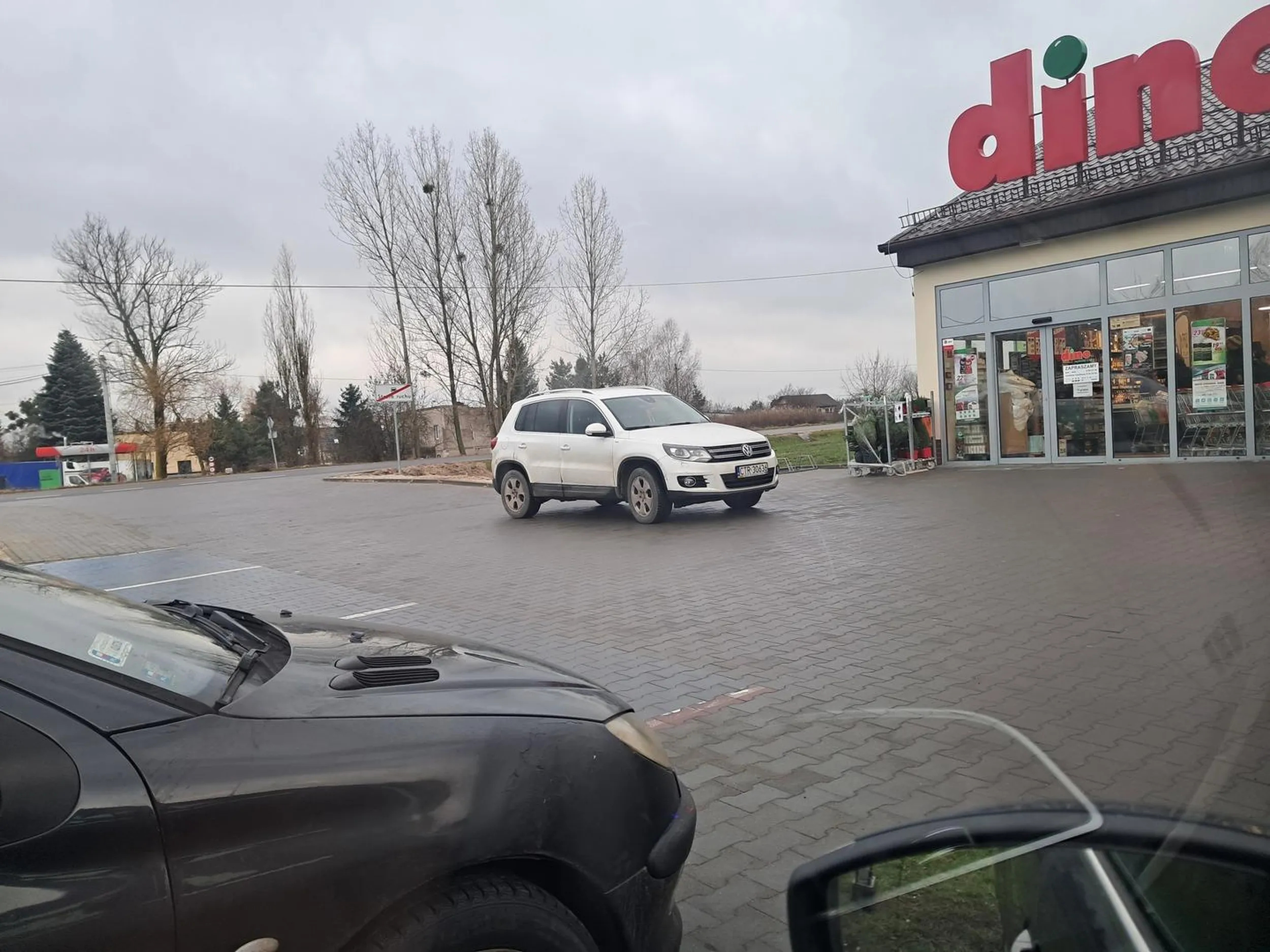 No cóż paniusia zablokowała parking w Lubiczu dolnym który  jest i tak mały bo postanowiła wybrać sobie cyprysik. Nie ma to jak buractwo w wv gratulacje .