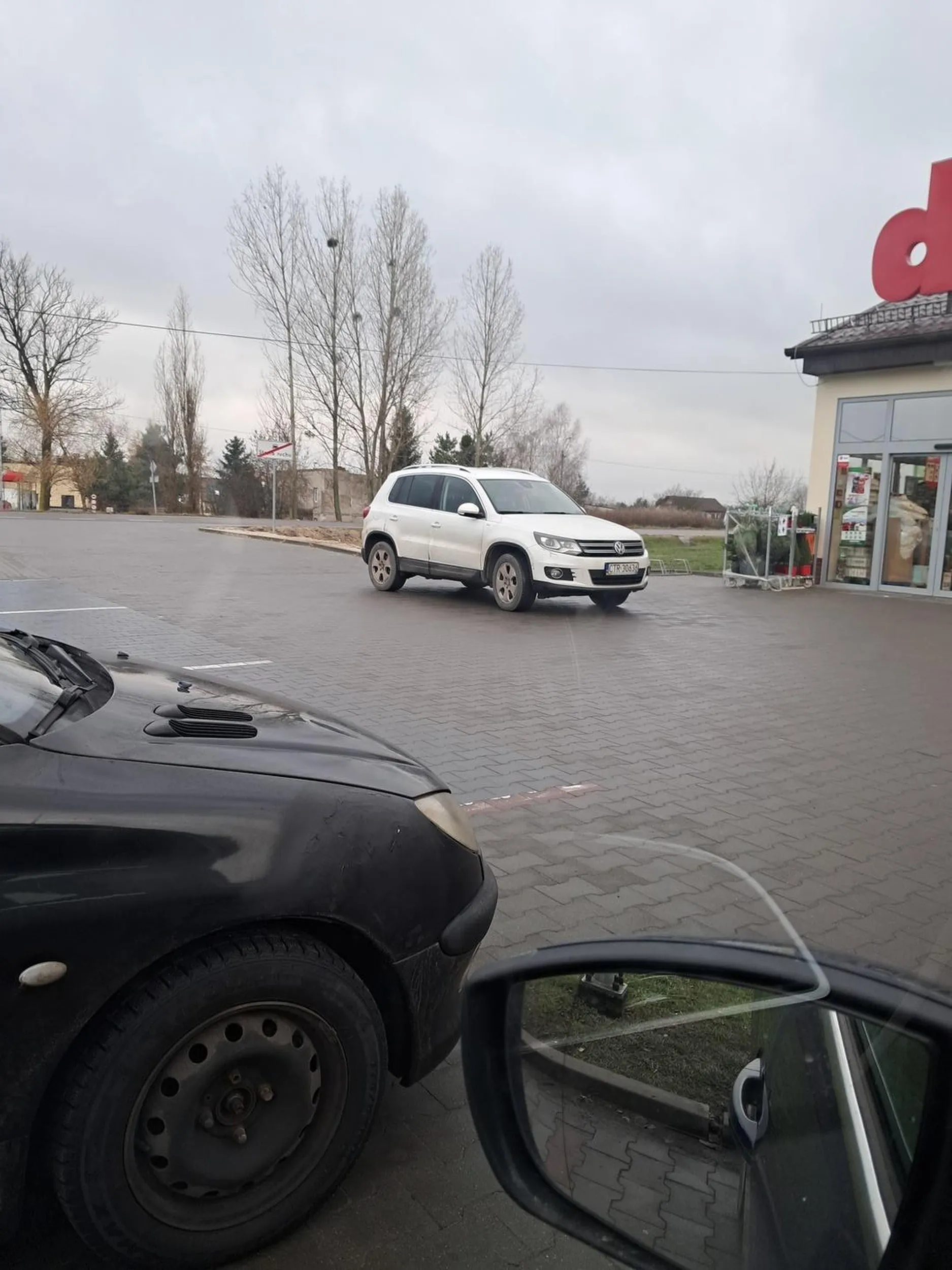 No cóż paniusia zablokowała parking w Lubiczu dolnym który  jest i tak mały bo postanowiła wybrać sobie cyprysik. Nie ma to jak buractwo w wv gratulacje .