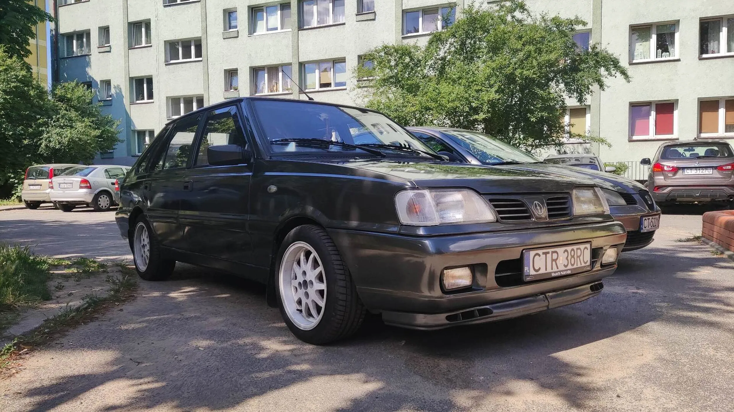 To bardzo dobry kierowca w klasycznym już samochodzie. Widać ogrom pracy poświęcony by utrzymać poloneza w takim stanie. Czasem jeździ szybko, ale to dlatego, że lubi zapier...