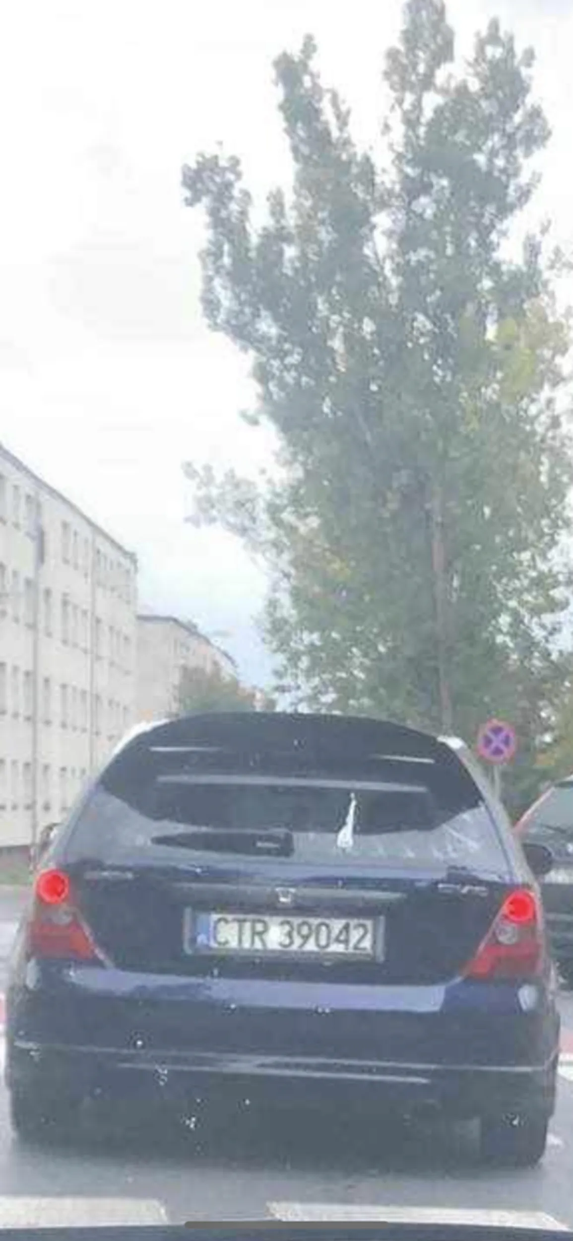 Pajac jakich mało z każdych świateł i skrzyżowań rusza tym swoim rozpadającym się civicem z piskiem Złapać i zezłomować