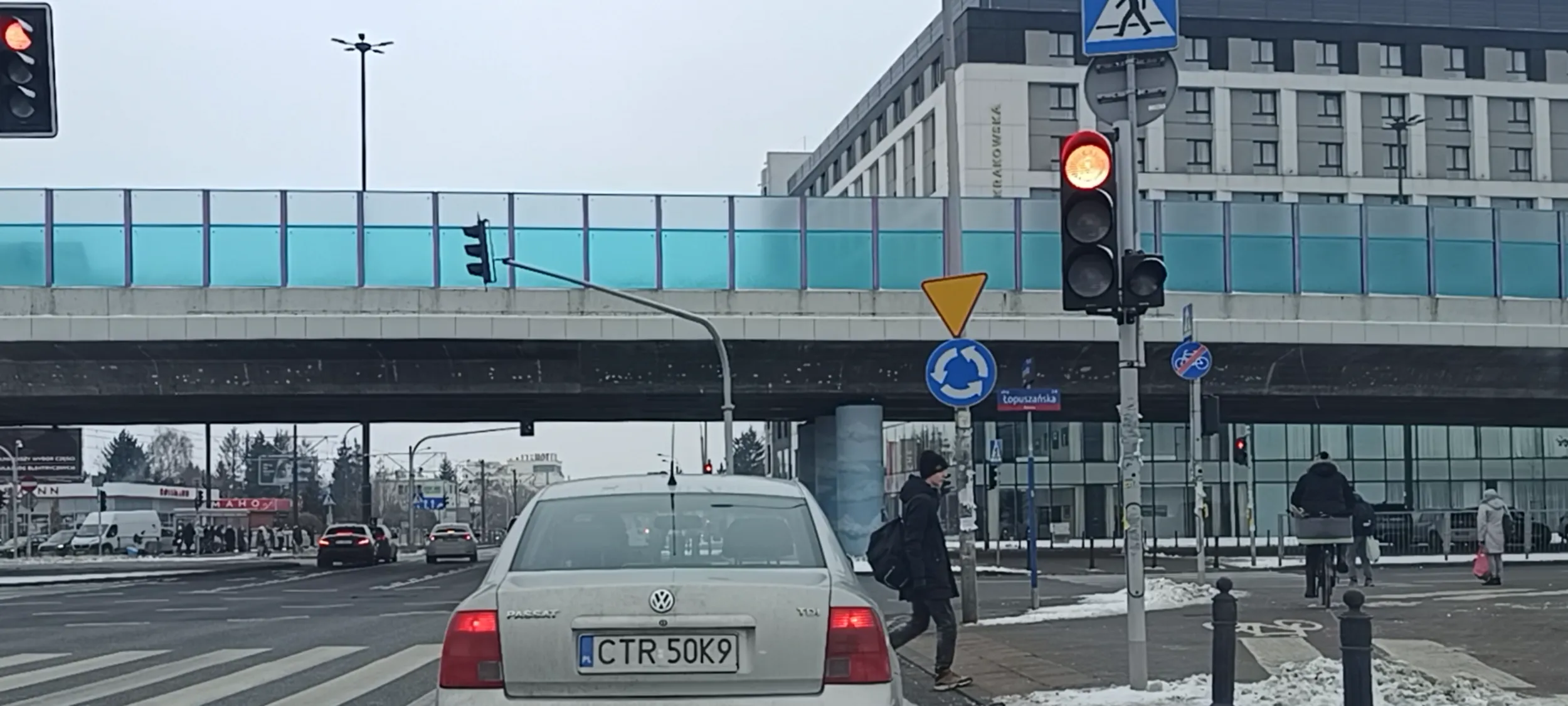 Przejazd w Warszawie przez skrzyżowanie na czerwonym sygnalizatorze.