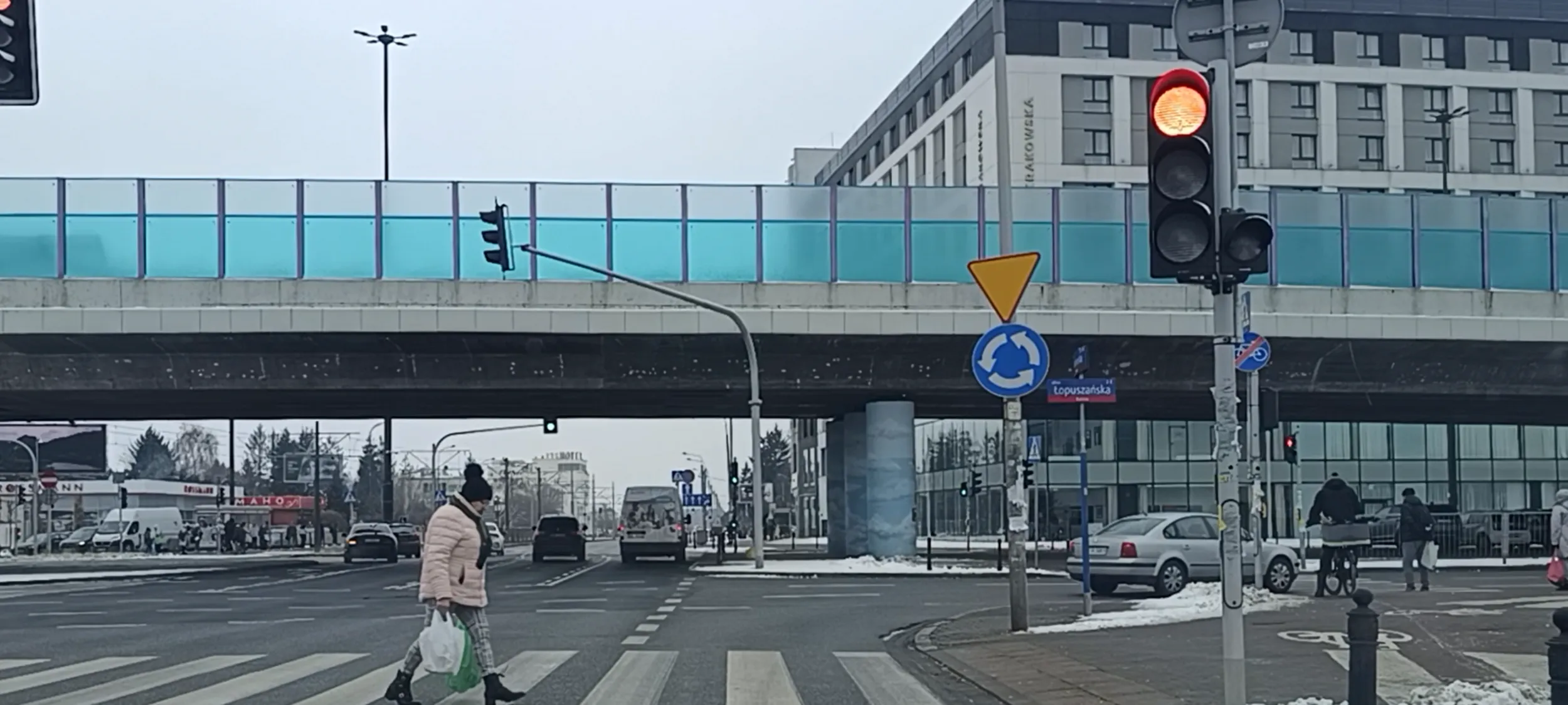 Przejazd w Warszawie przez skrzyżowanie na czerwonym sygnalizatorze.