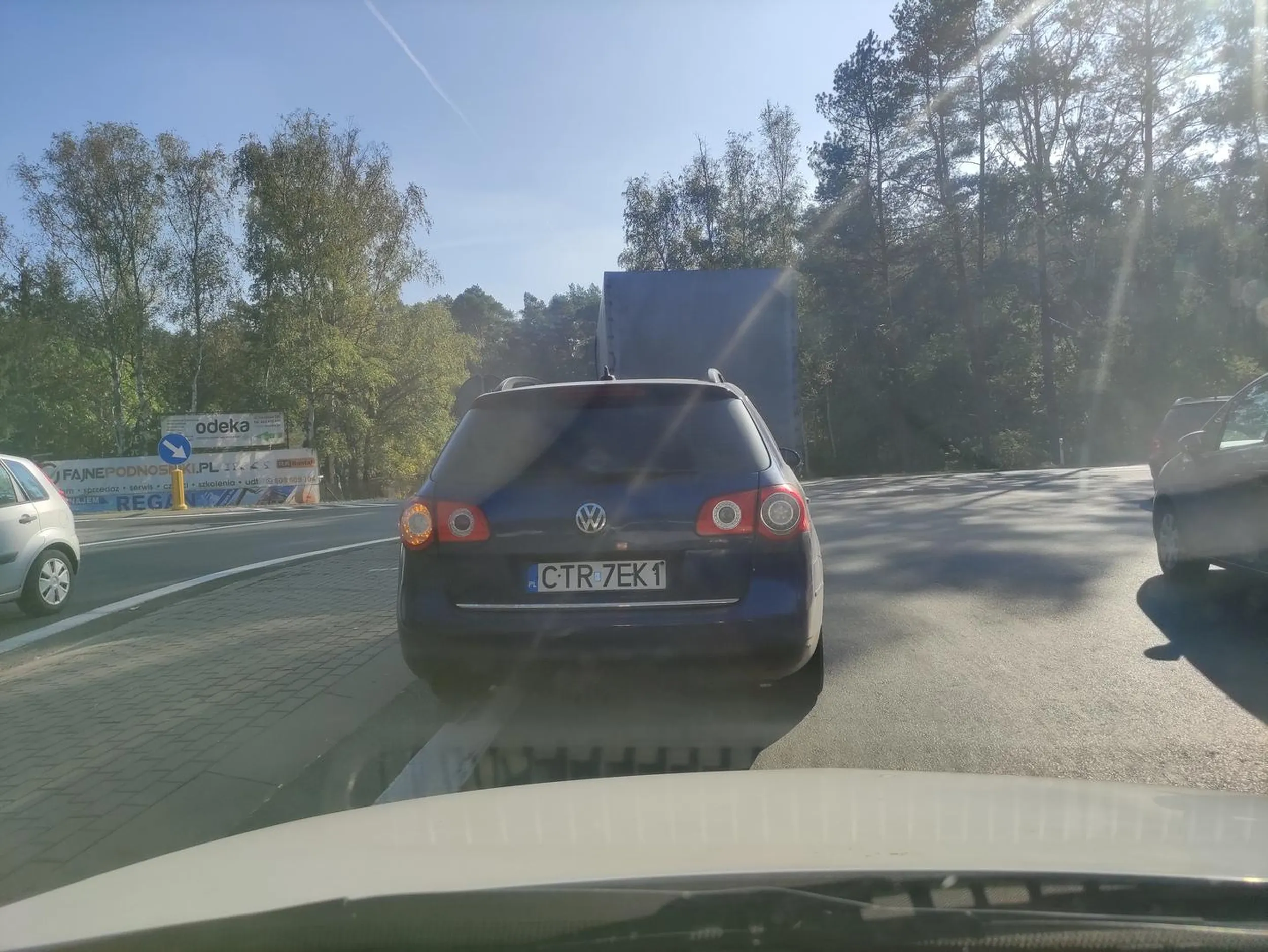 Facet nie potrafi jeździć, wyprzedza na wysepkach i wpycha się na siłę na skręcie w lewo/prawo przed inne auta