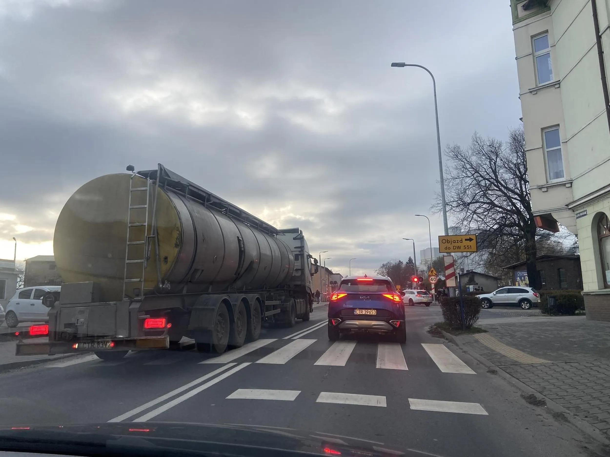 Geniusz z podwójnej ciągłej. Wystarczy poczekać na szlaban?