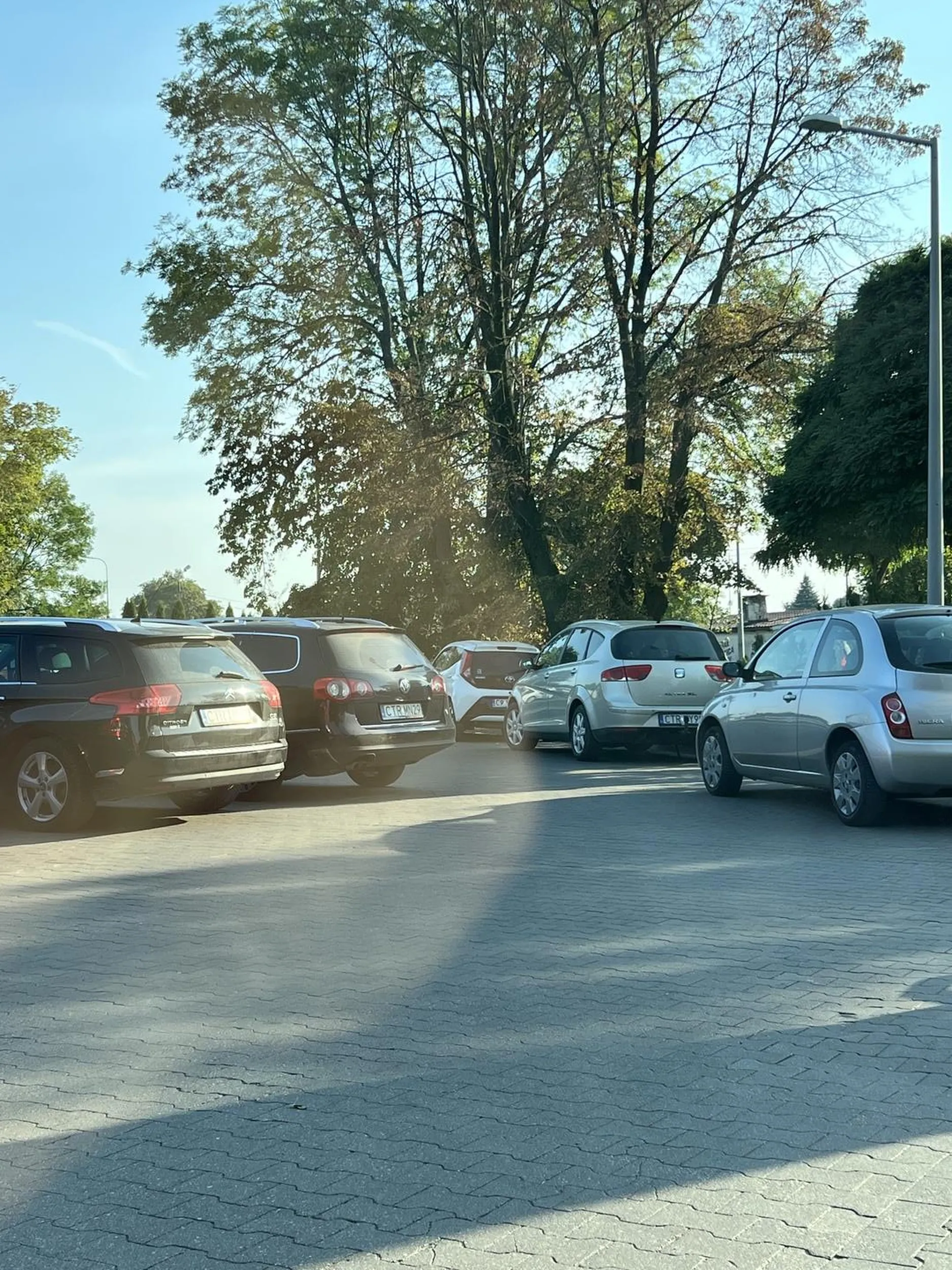 Chełmża ulica Toruńska, parking lidla. Zablokował przejazd przez idiotę zrobił się korek na parkingu.