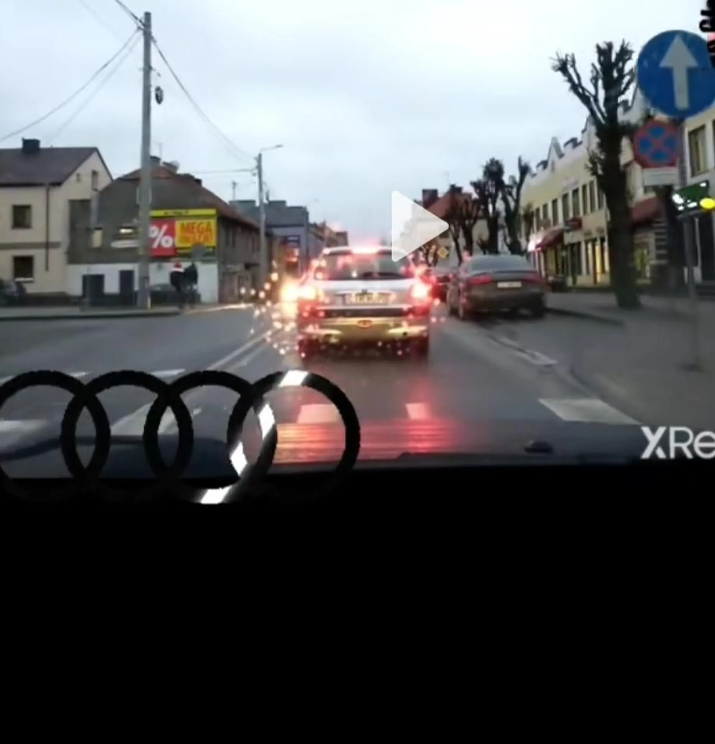 Kierowca Peugeota w pełni świadomie skręca w lewo gdy jest nakaz do jazdy na wprost.