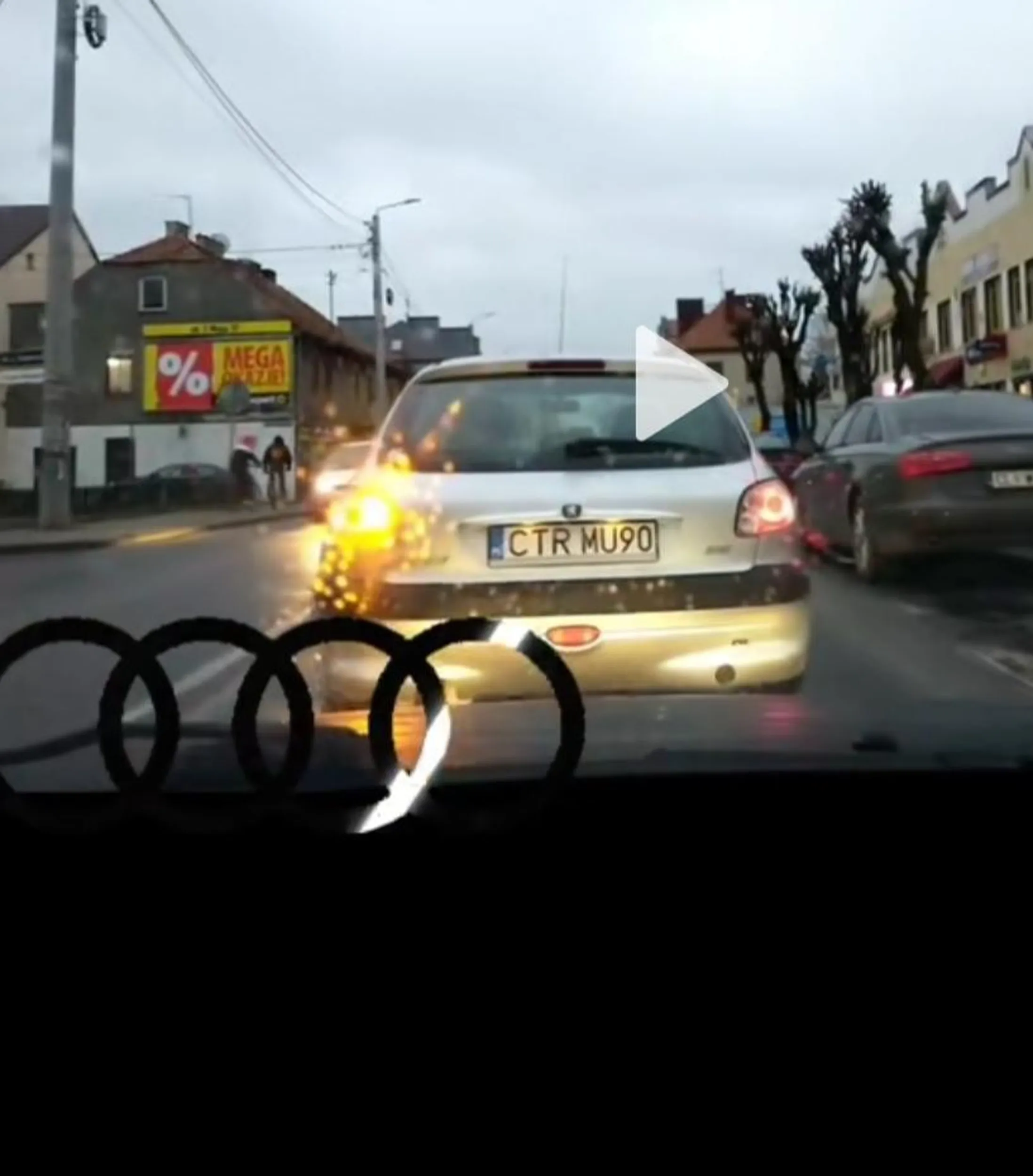 Kierowca Peugeota w pełni świadomie skręca w lewo gdy jest nakaz do jazdy na wprost.