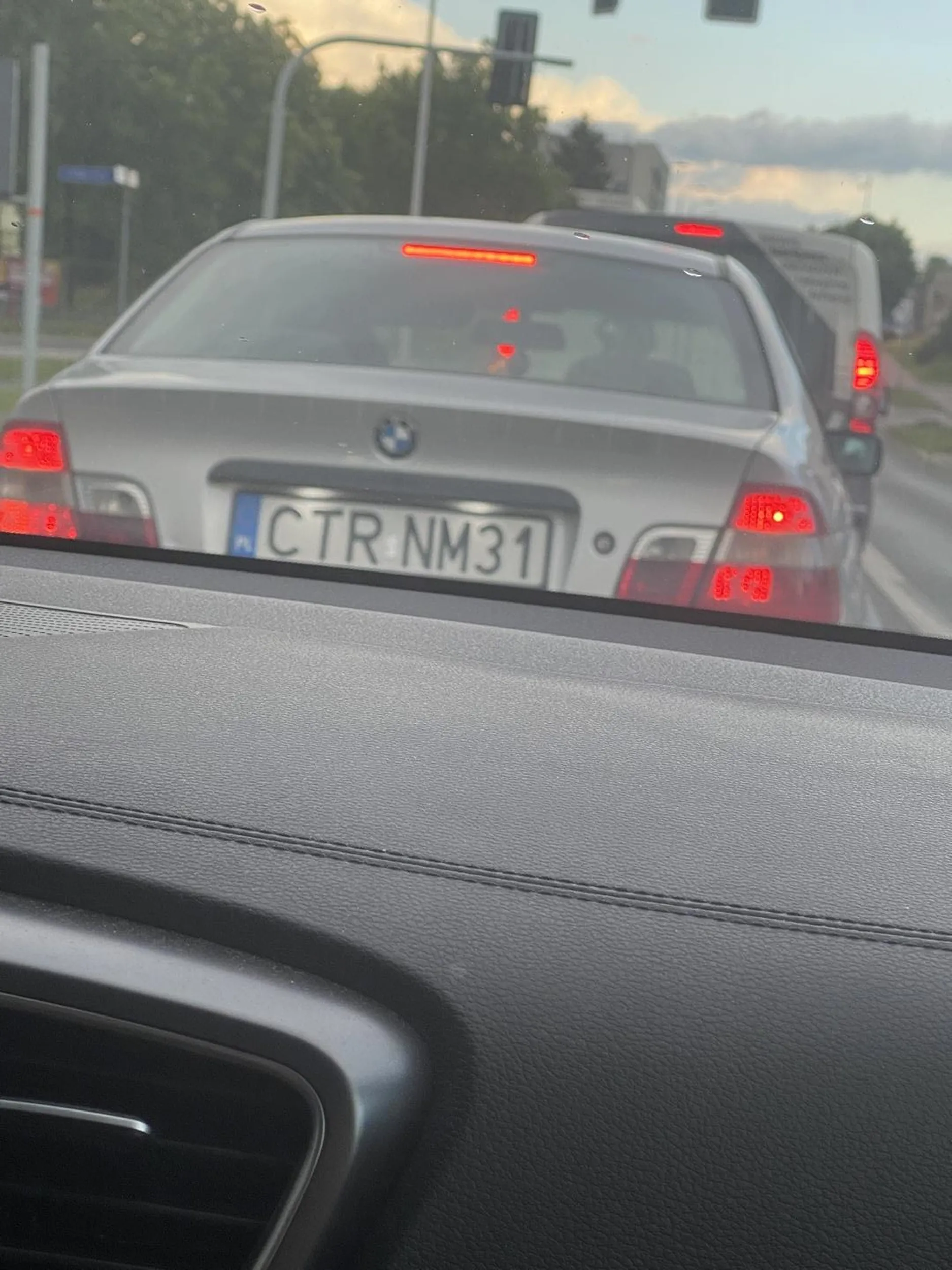 Pan jezdzi w sposob mocno nieskoordynowany, raz 40na godzine a sekunde potem wyprzedza na trzeciego gdzie jest ciagla