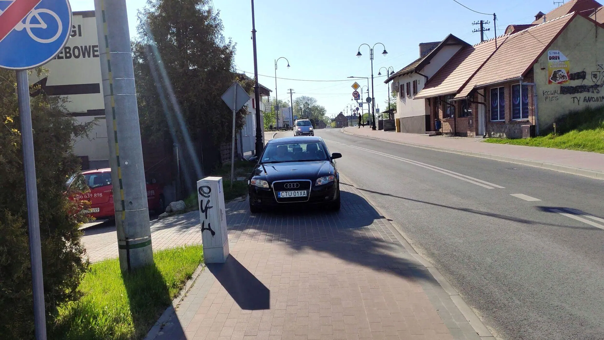 Prosze państwa Mamy króla parkowania na chodniku . . . Gdybym szla z wózkiem to bym go chyba roz szarpała na strzępy.