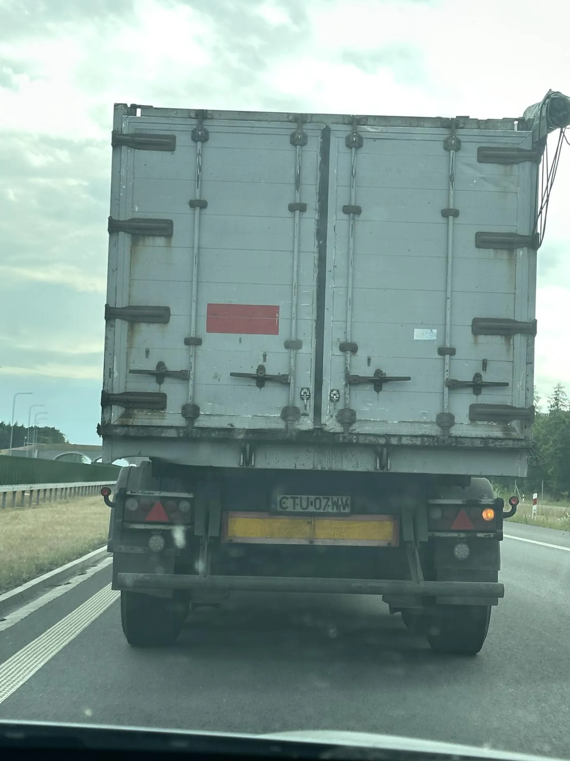 Wyprzedza na zakazie wyprzedzania.