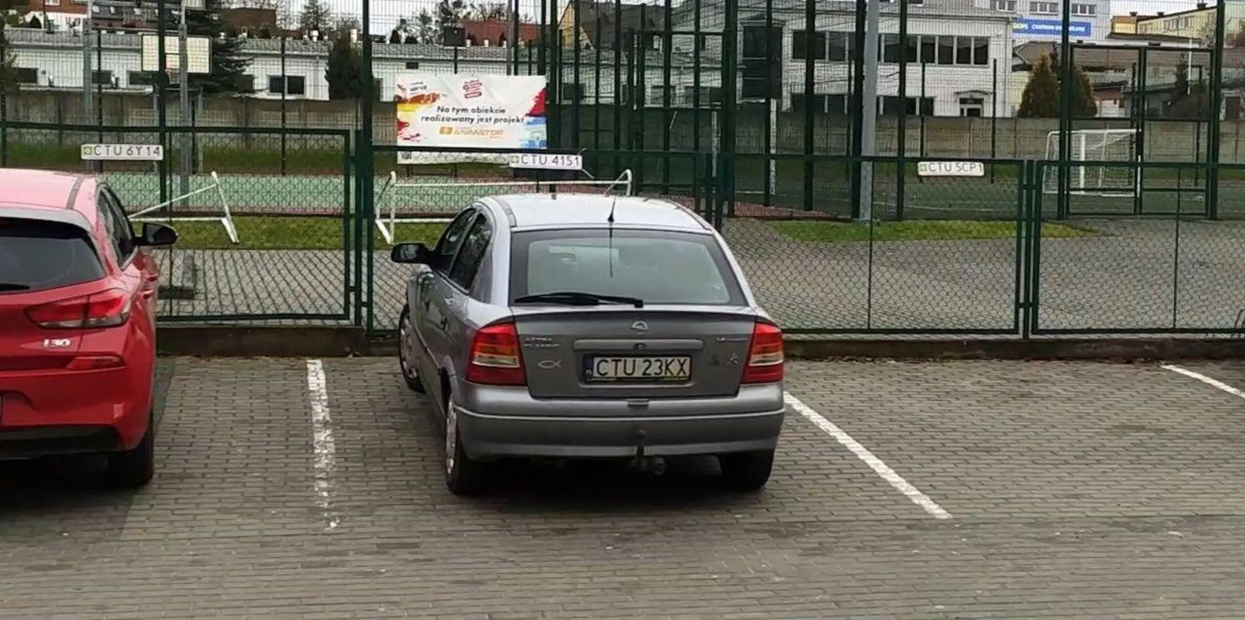 Blokuje nie swoje miejsce parkingowe.