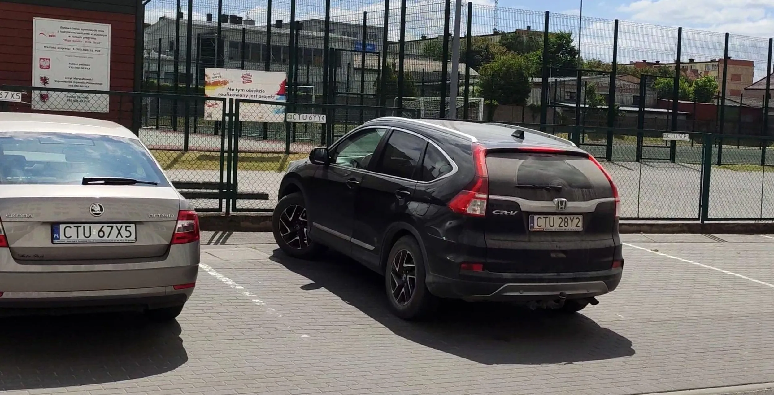 Przyjeżdżam do pracy i nie mogę zaparkować. Kierowco, trochę poszanowania dla innych uczestników ruchu...