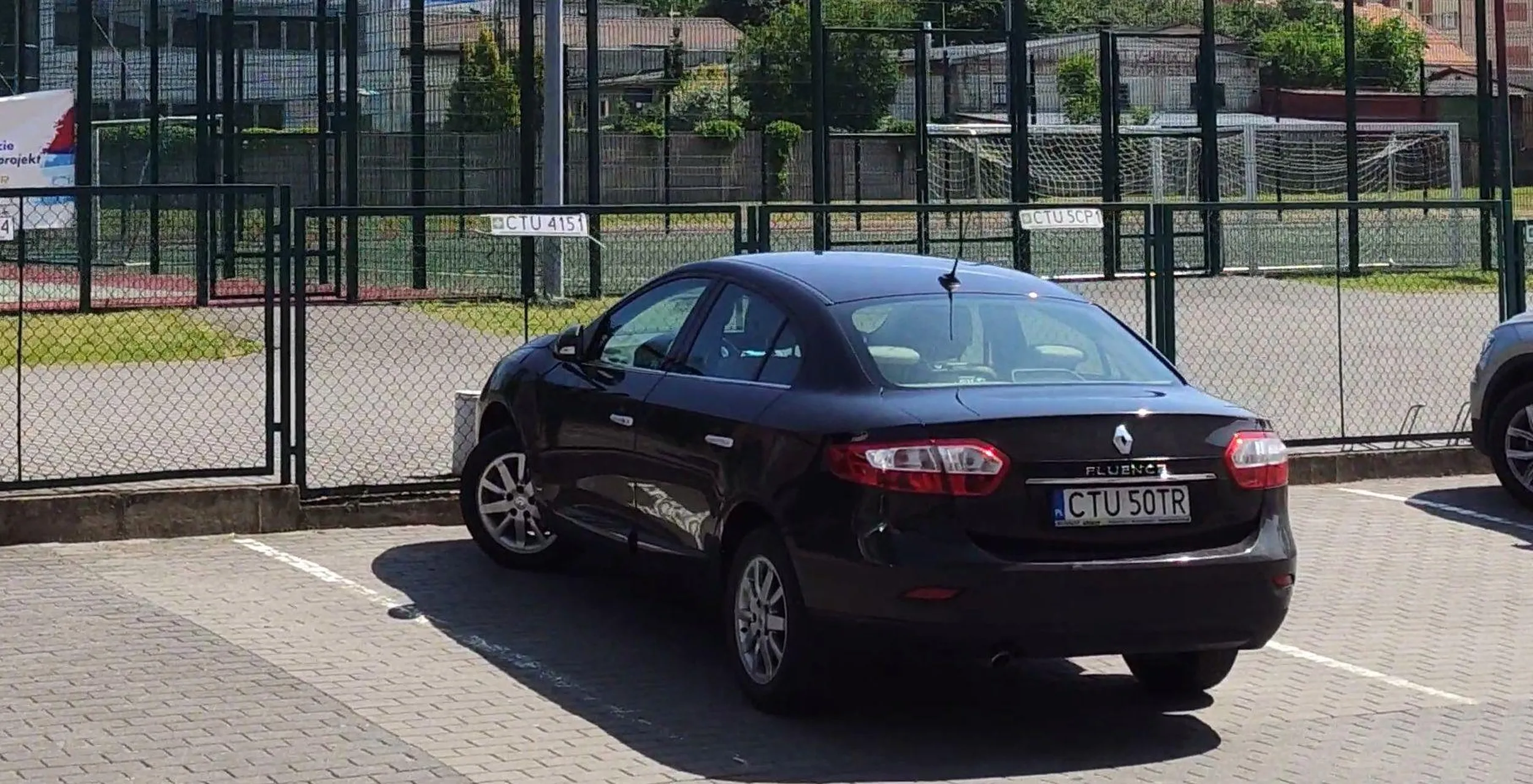 Fotka z 22 czerwca. Gość blokuje moje miejsce postojowe pod pracą.