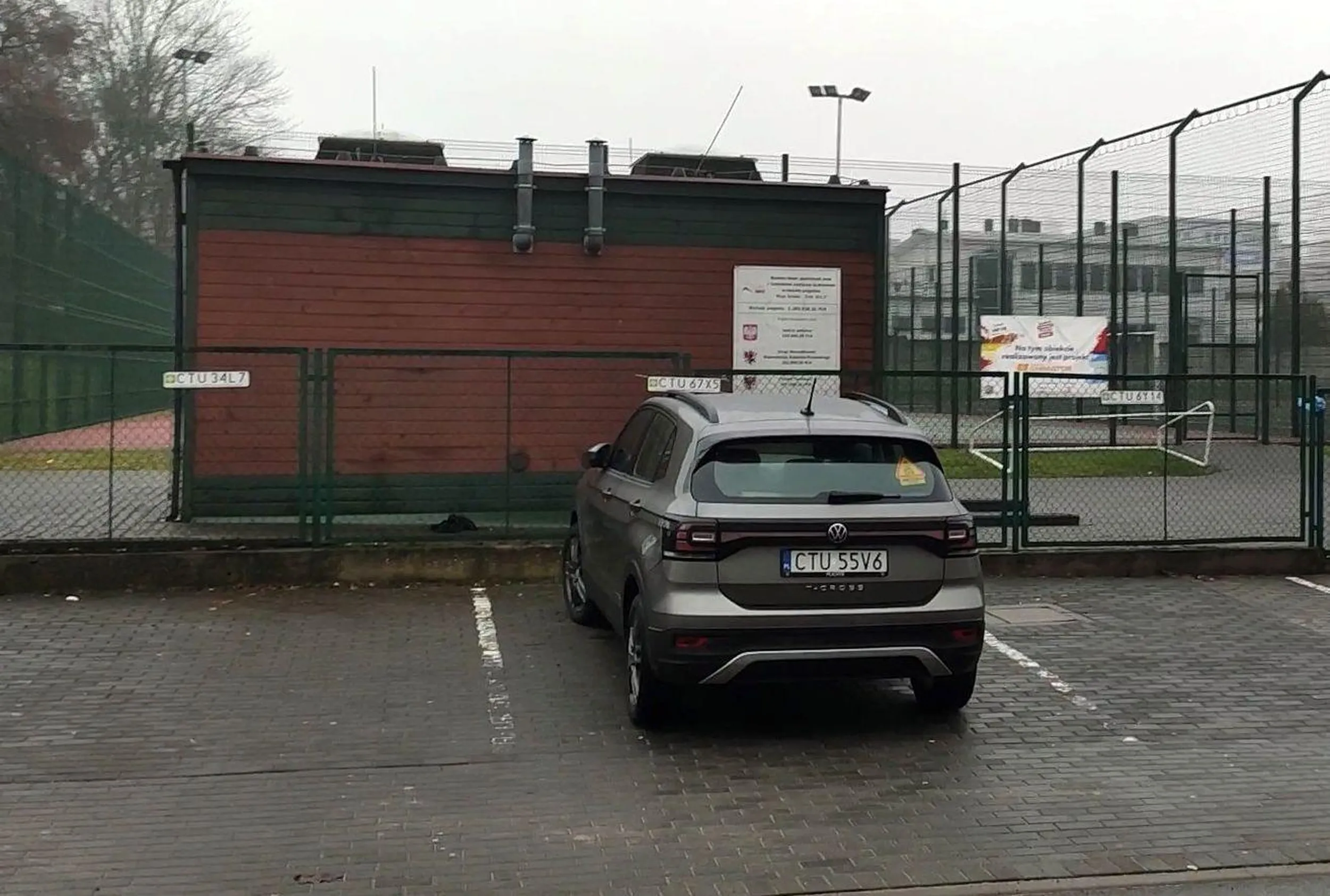 Piekny przykład blokowania komuś miejsca. Teraz nauczycielka przyjedzie do pracy i nie będzie miala gdzie zaparkowac. Brawo!