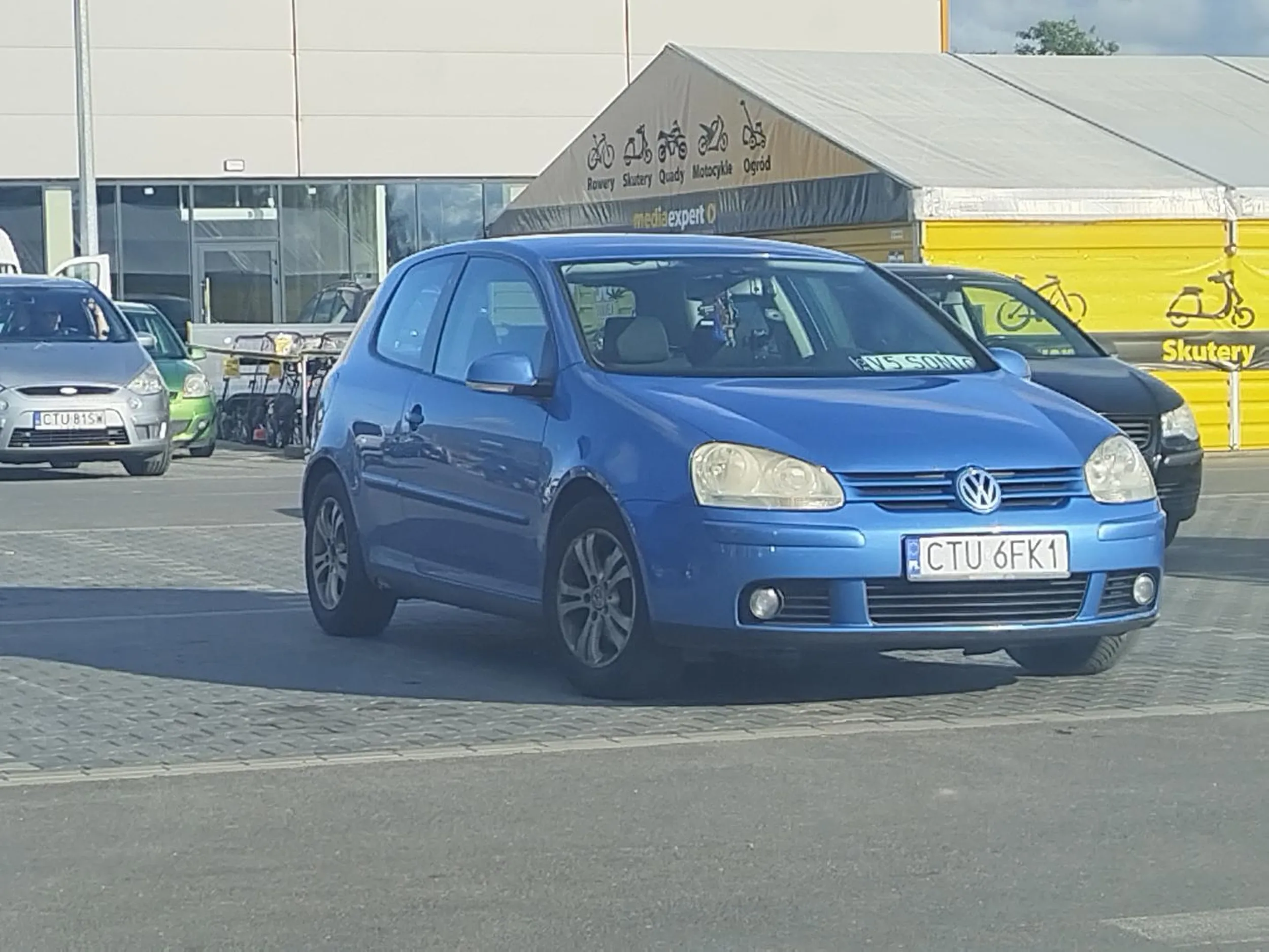 Stoi sebix ze swoją serenką na dwa miejsca bo co się będzie wysilał zaparkować poprawnie.