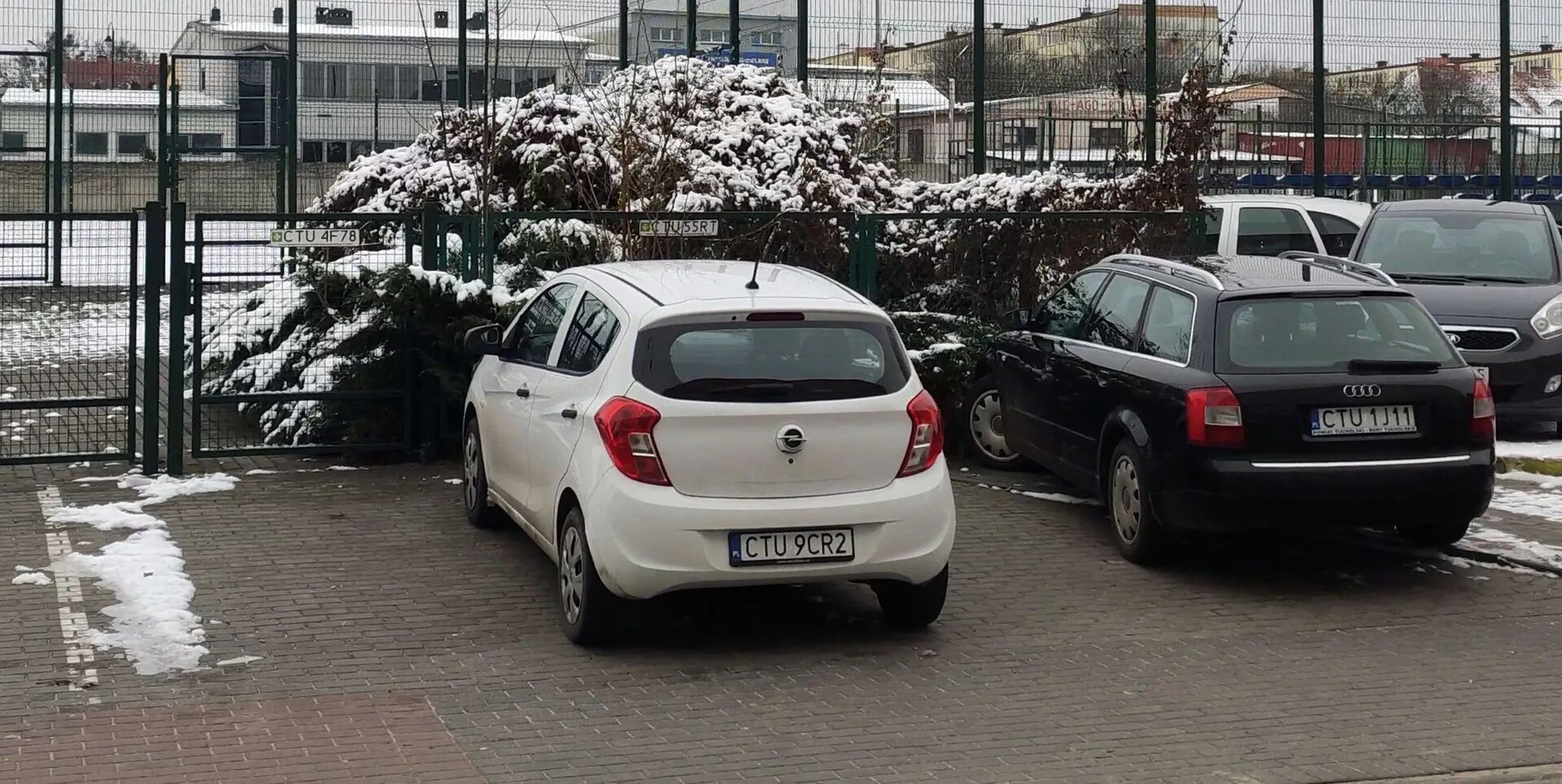 Blokuje moje miejsce parkingowe, musiałam przez to stanąć na miejscu koleżanki.