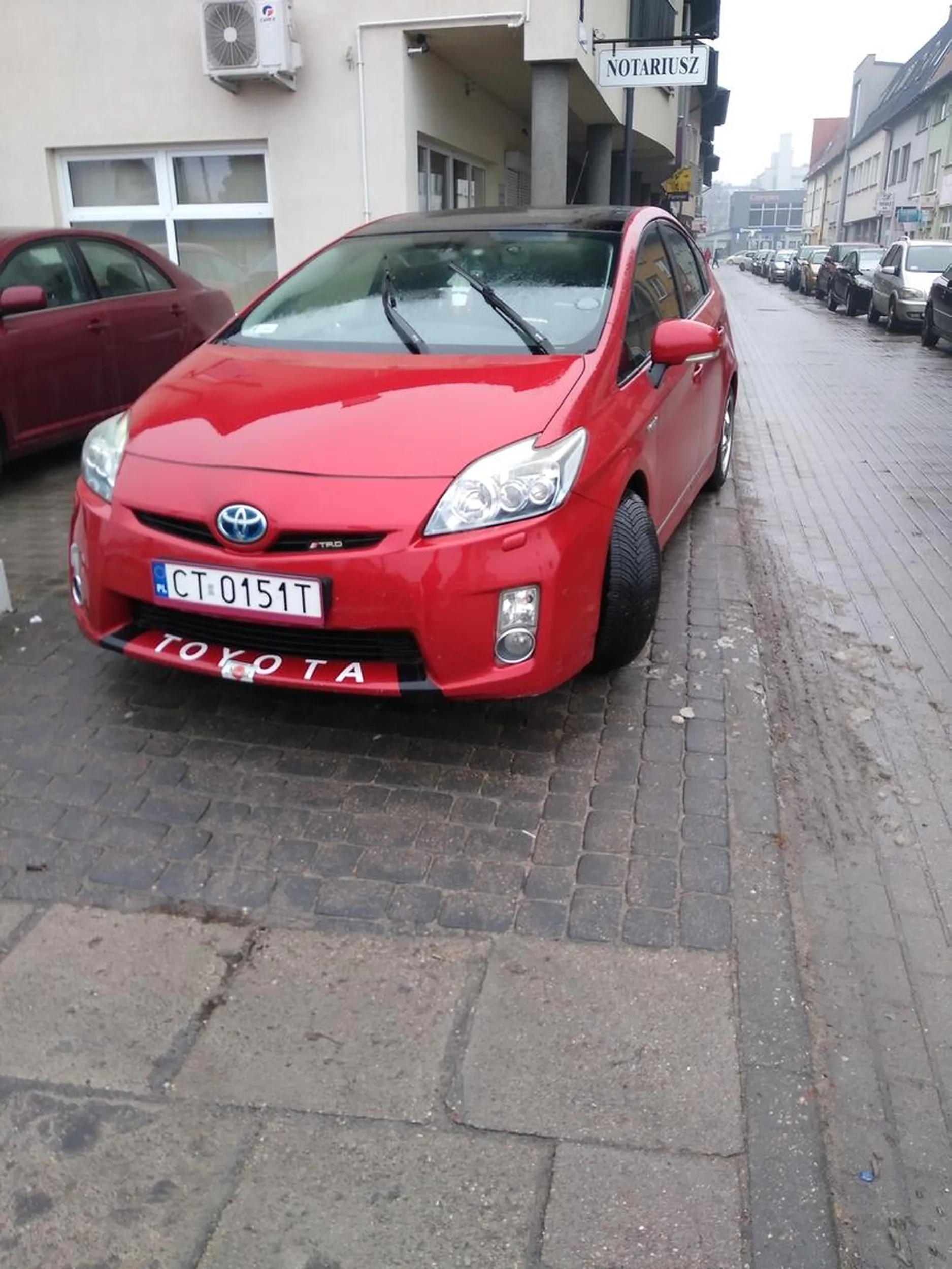 Dla niektórych chodnik=parking. No cóż dęb... nie sieją, sami się rodzą.