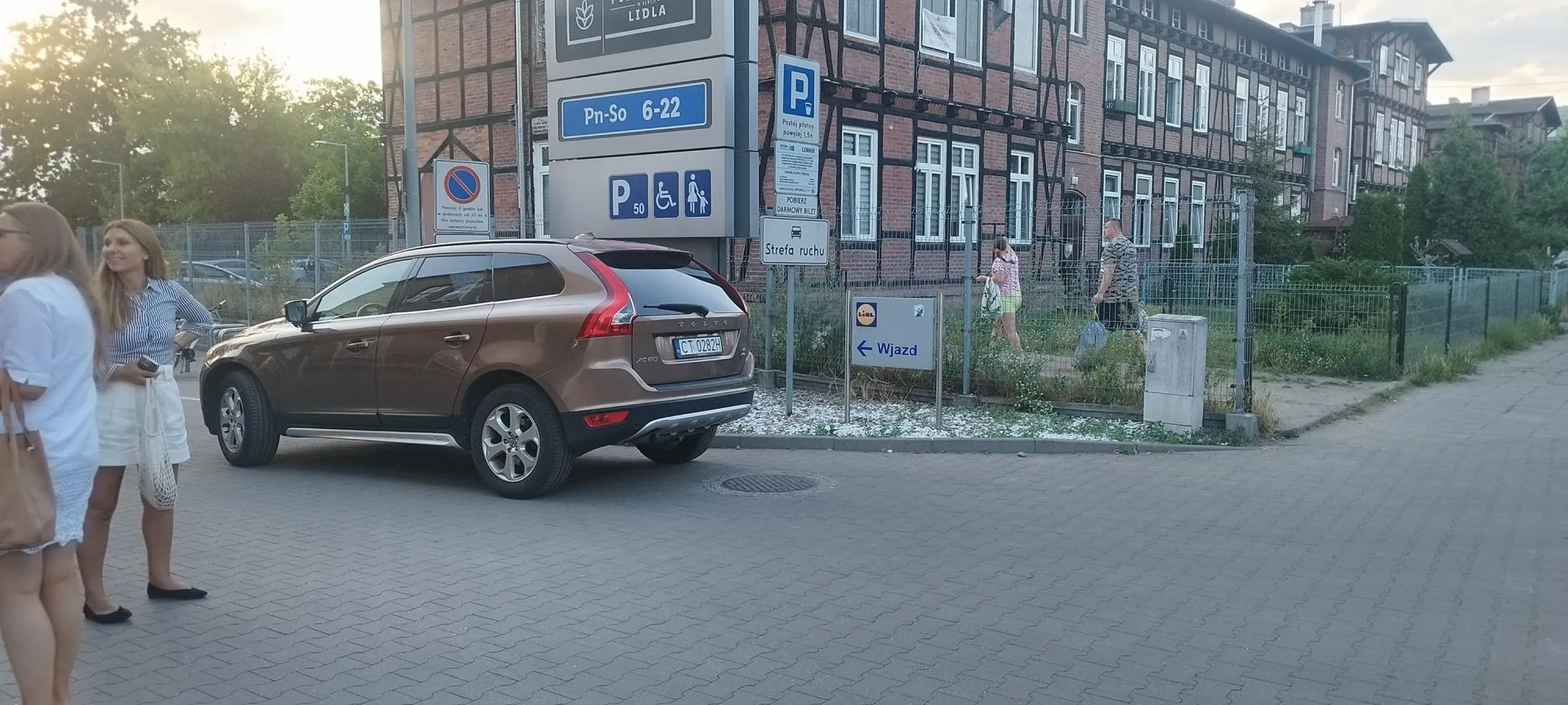 Gościnne występy w Bydgoszczy na wjeździe do Lidla, bo tam bezpieczniej..