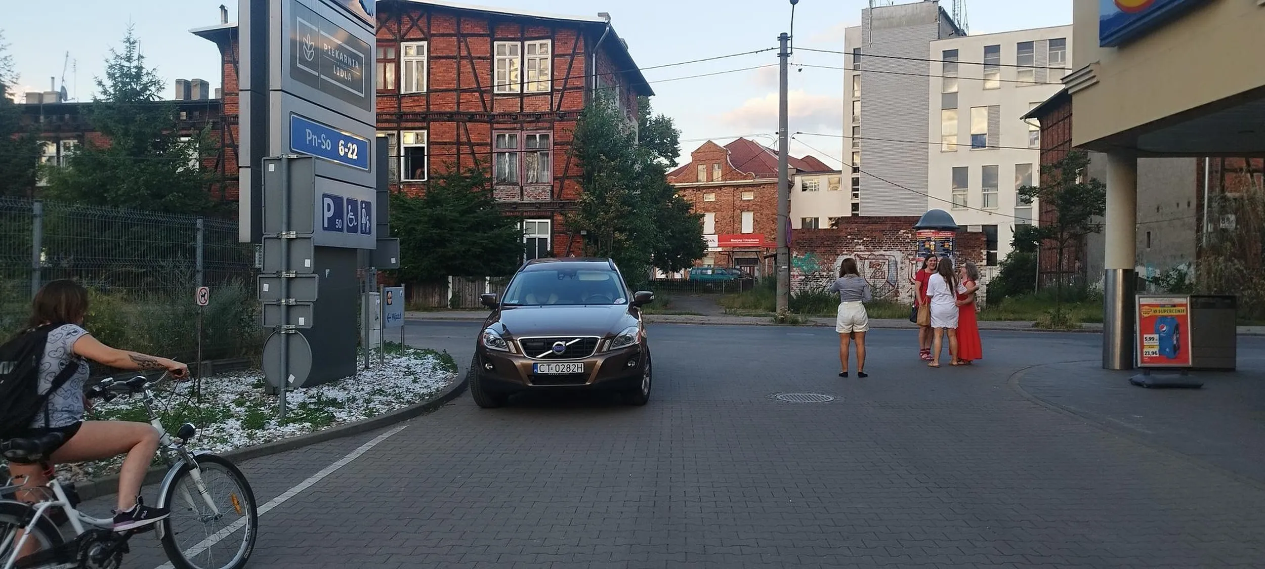Gościnne występy w Bydgoszczy na wjeździe do Lidla, bo tam bezpieczniej..