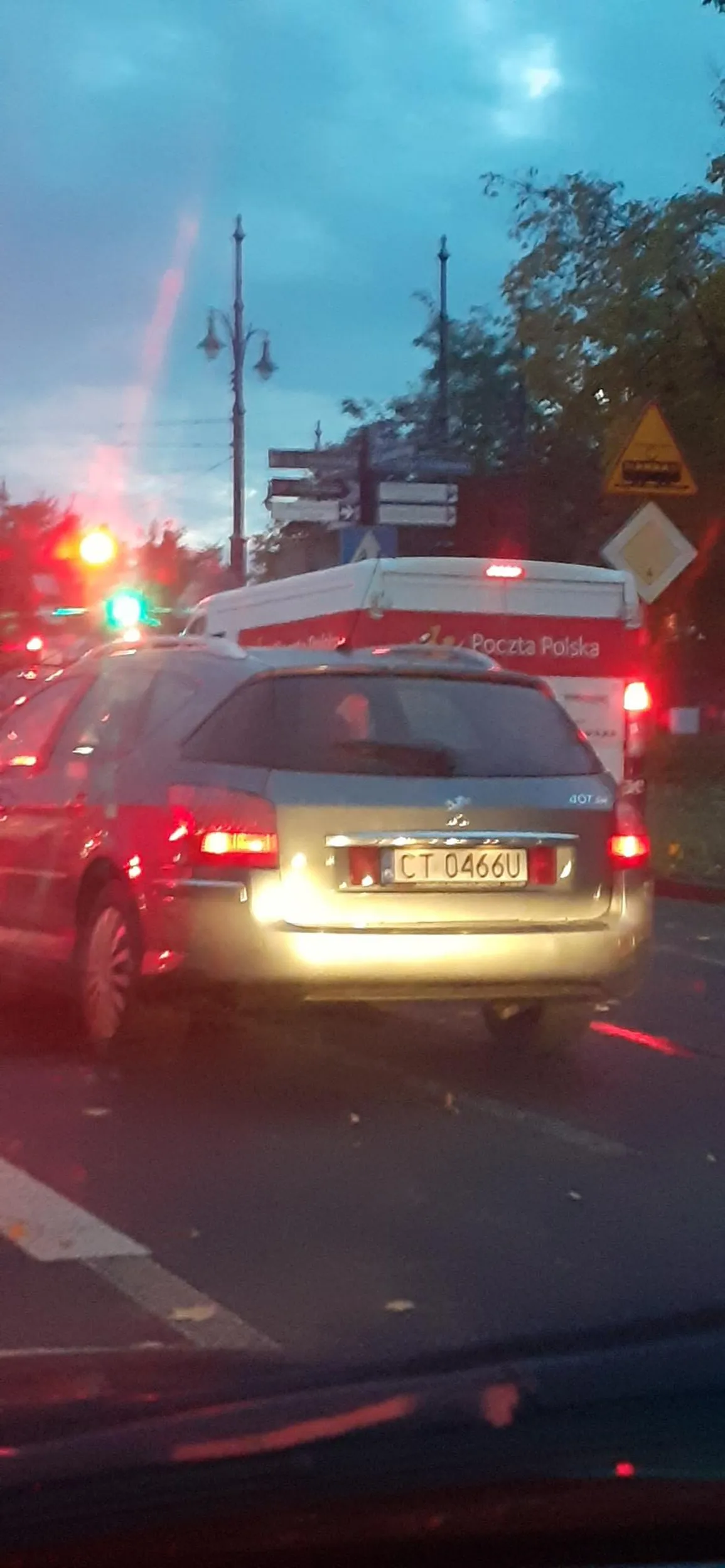 31.10.2023 r. krotko po godz. 6 jechałem za tym pojadem od ul. Poznańskiej w Toruniu  do Czerwonej Drogi. W tym czasie złamał wszystkie możliwe przepisy i  stwarzał realne zagrożenie w ruchu drogowym wyprzedzając w niedozwolonych miejscach m.in. na strzyżowaniu dróg i przed przejściem dla pieszych przez które często przechodzą dzieci idąc do przedszkola. Kierowca tego auta powinien się zastanowić czy warto, bo na tym odcinku jadąc w ten sposób w ogóle na czasie nie zyskał a może zniszczyć życie komuś i sobie.