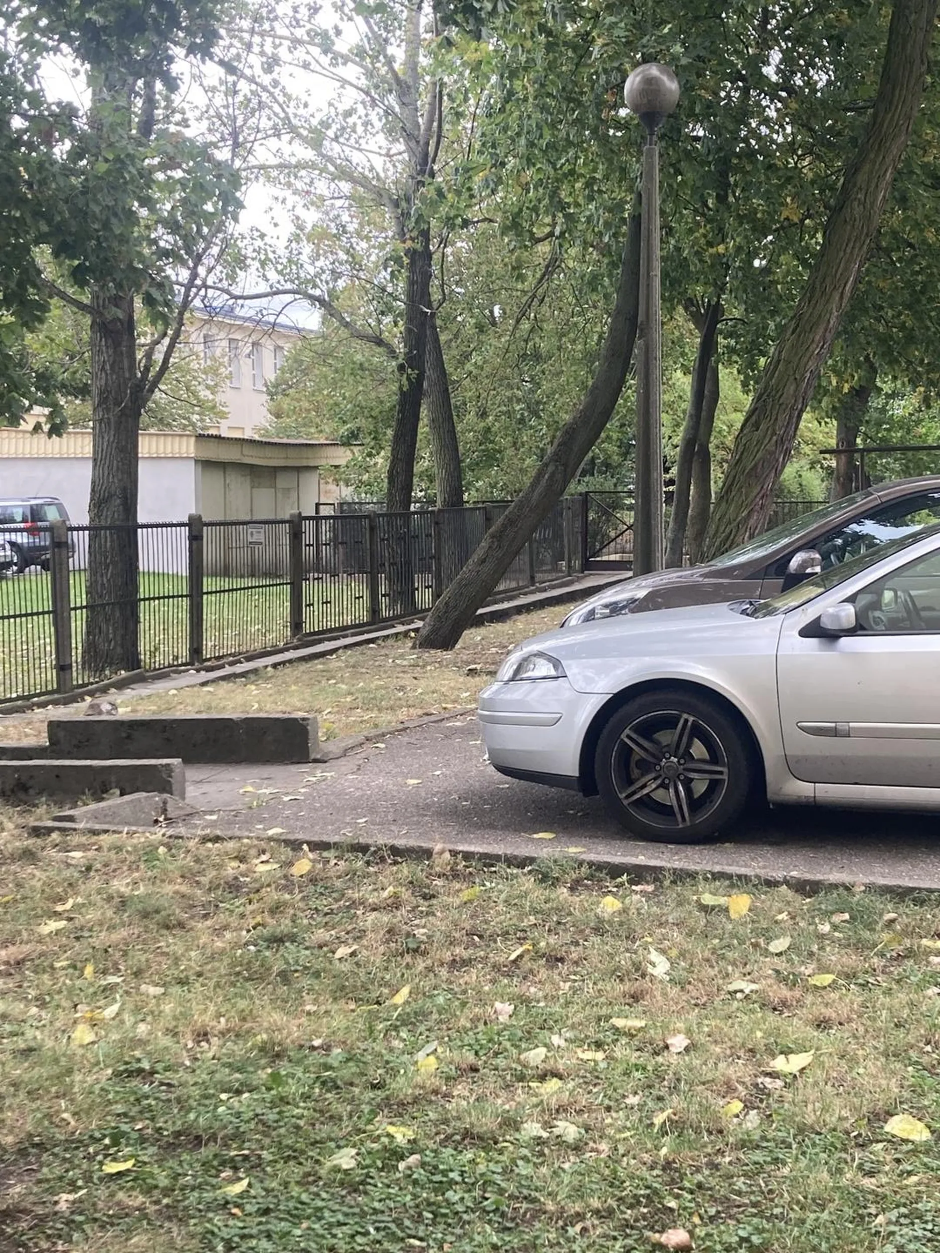 Stają za łańcuchem przy bloku mieszkalnym gdzie nie ma wyznaczonych miejsc parkingowych, w dodatku blokują schody i przejście do przedszkola, przejście z wózkiem było by niemożliwe.