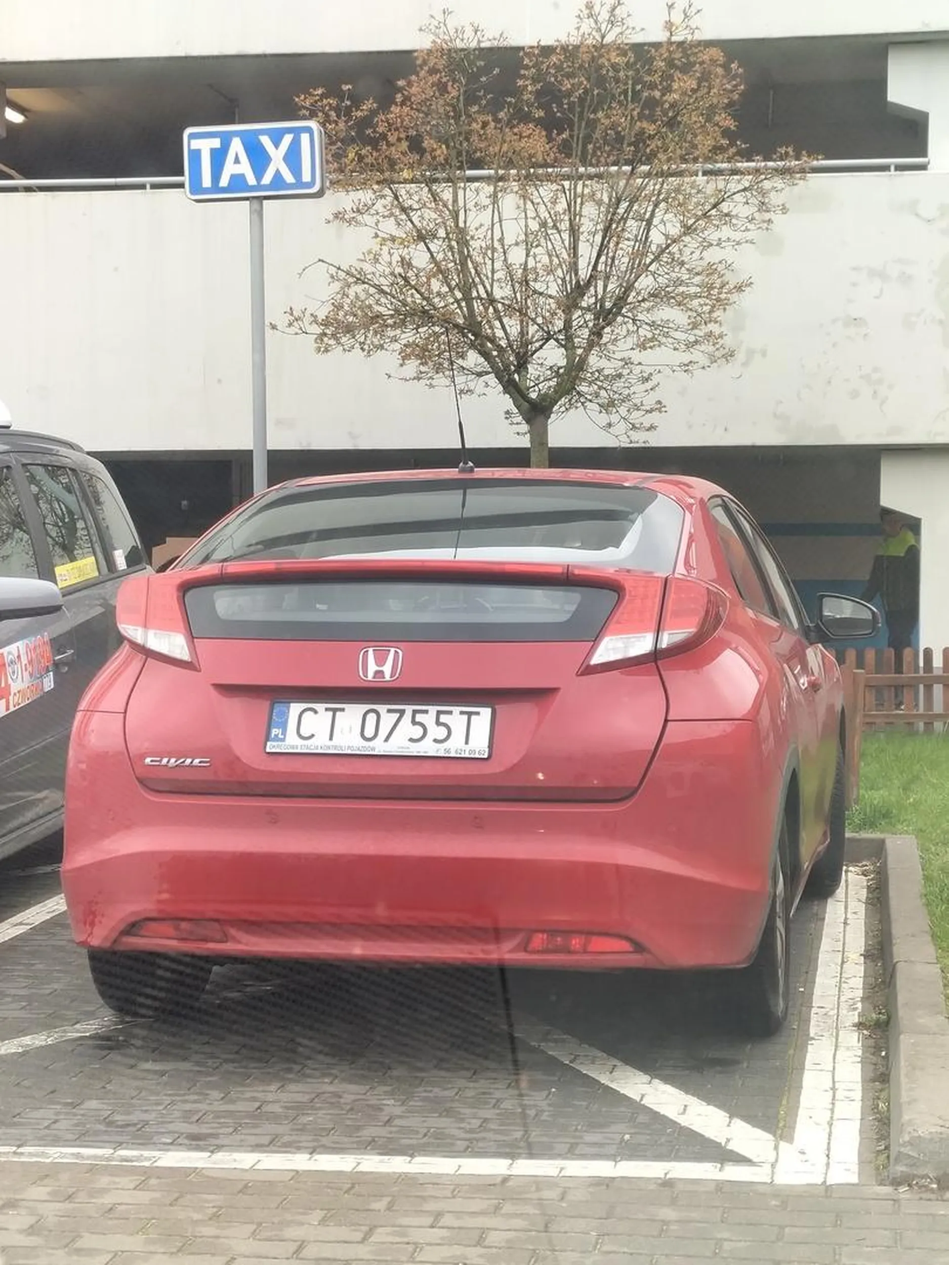 2023.04.15, około 12:35, Centrum Handlowe Toruń Plaza Nieodparta chęć pilnego odwiedzenia sklepu zoologicznego spowodowała zignorowanie znaku Taxi, koperty wymalowanej na miejscu postojowym oraz uwagi zwróconej przez taksówkarza z sąsiedniego miejsca postojowego.