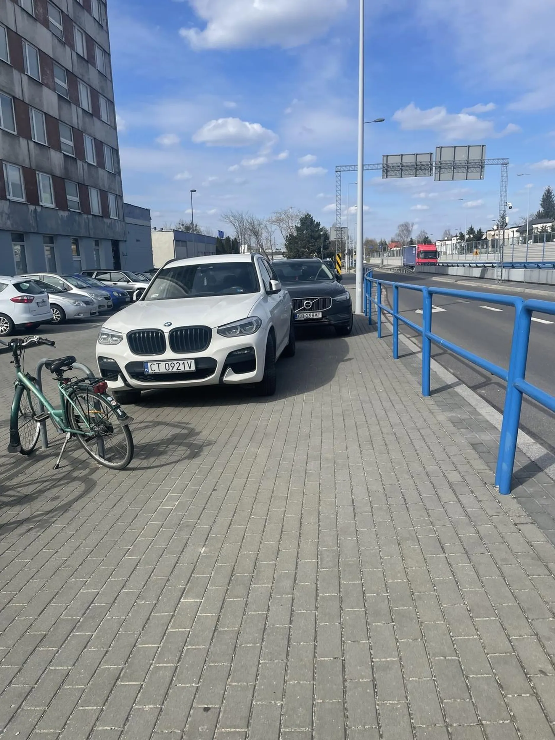 Naucz się parkować zj*bie. Zastawił cały chodnik bo przeciez król szos BMW