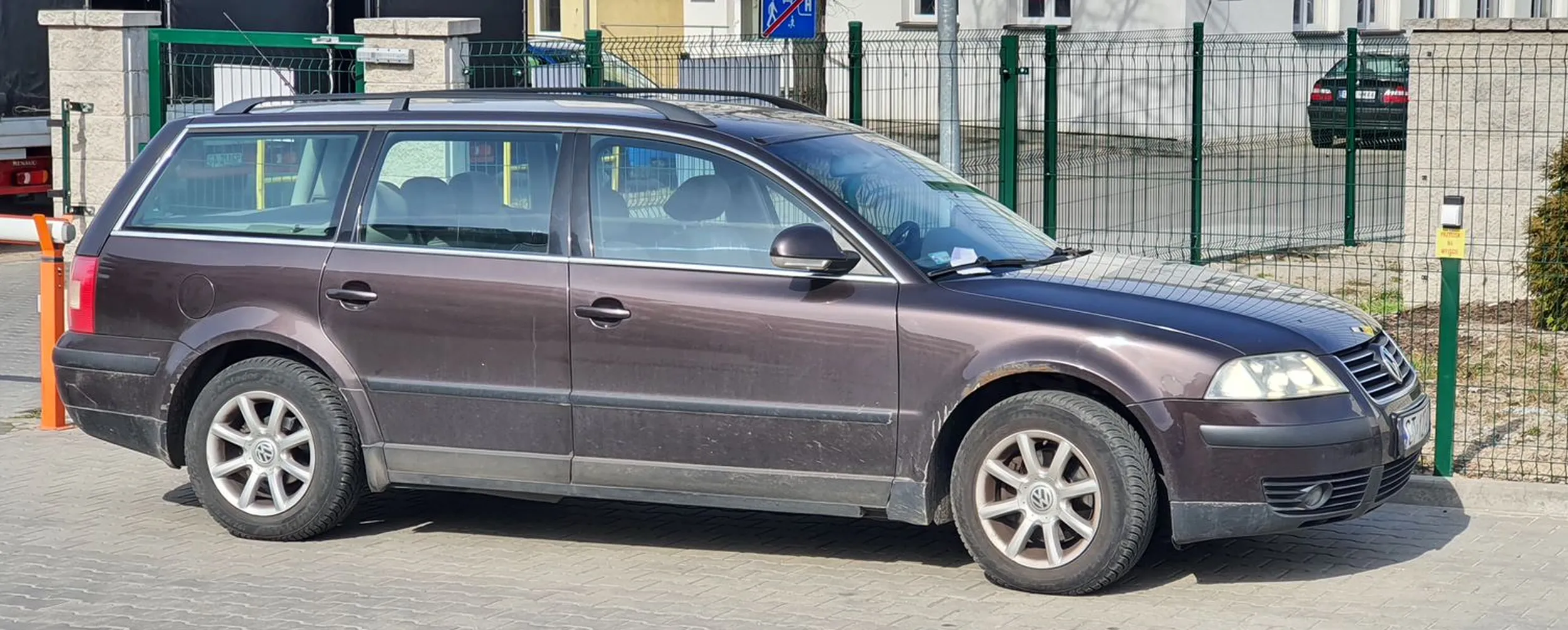 Zastawia bramkę na osiedle oraz przycisk do jej otwierania - totalny brak myślenia.