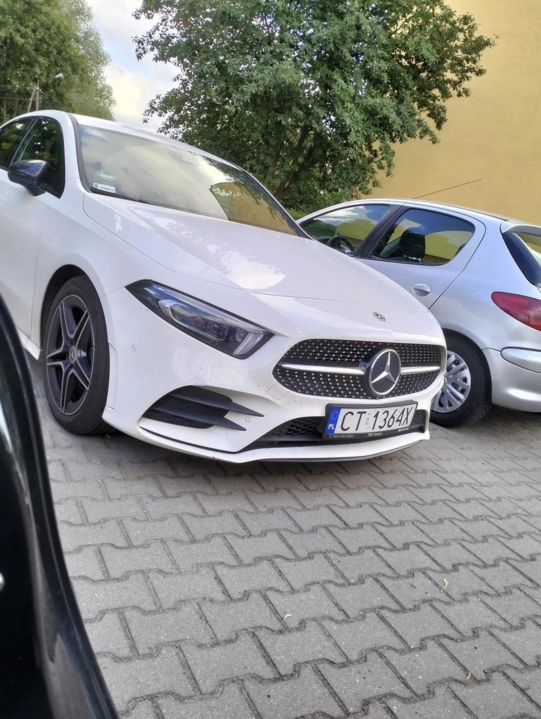 Zastawia chodnik parkuje krzywo, nie mogłem wsiąść do własnego auta