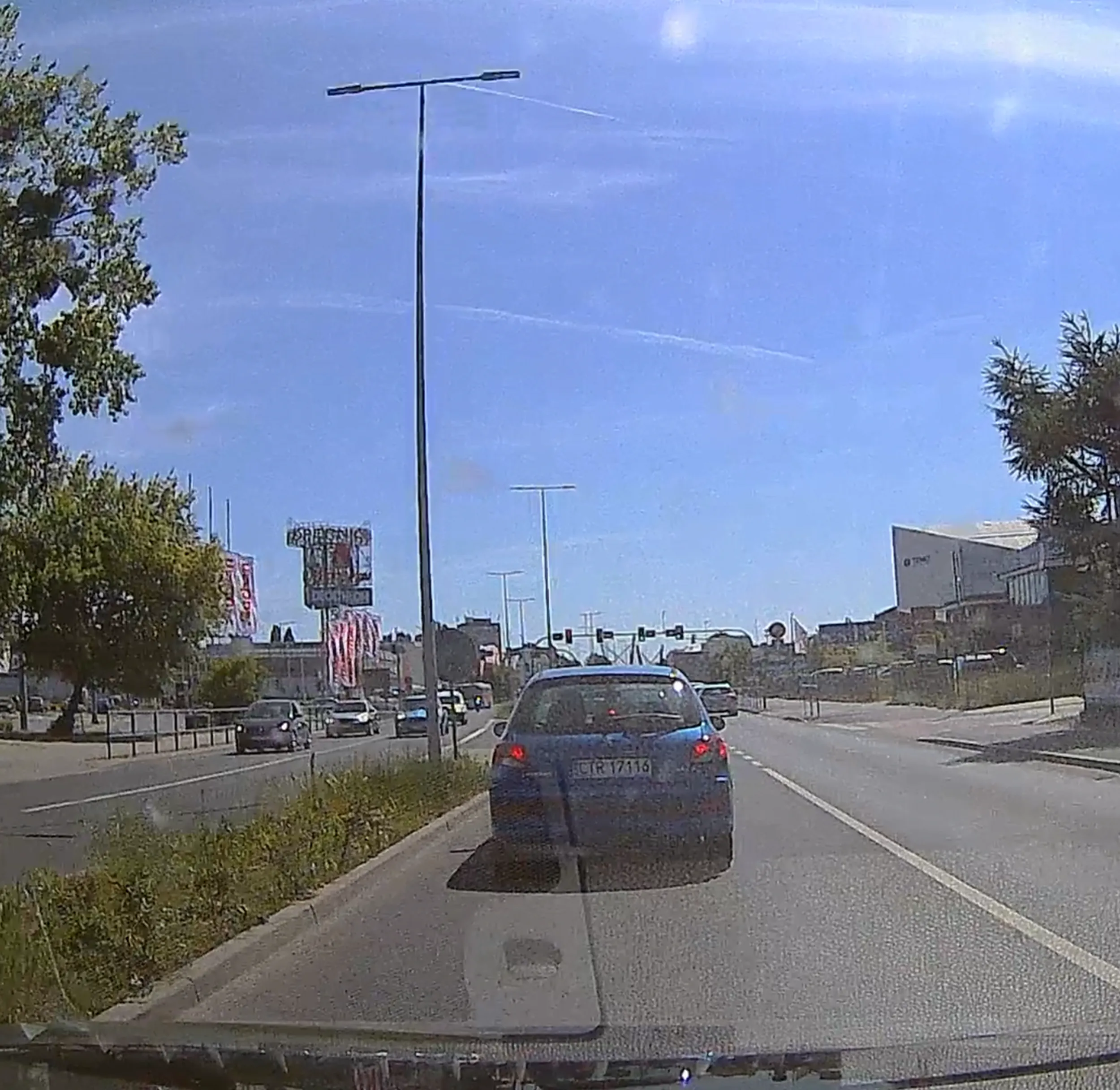 Pani ameba wyprzedzając zajeżdża drogę wszystkim, uczestnikom drogi którym się tylko da -również na przejściach dla pieszych. Pięknym zwieńczeniem dzieła jest pokazanie faka jak ktoś ośmieli się trąbić.