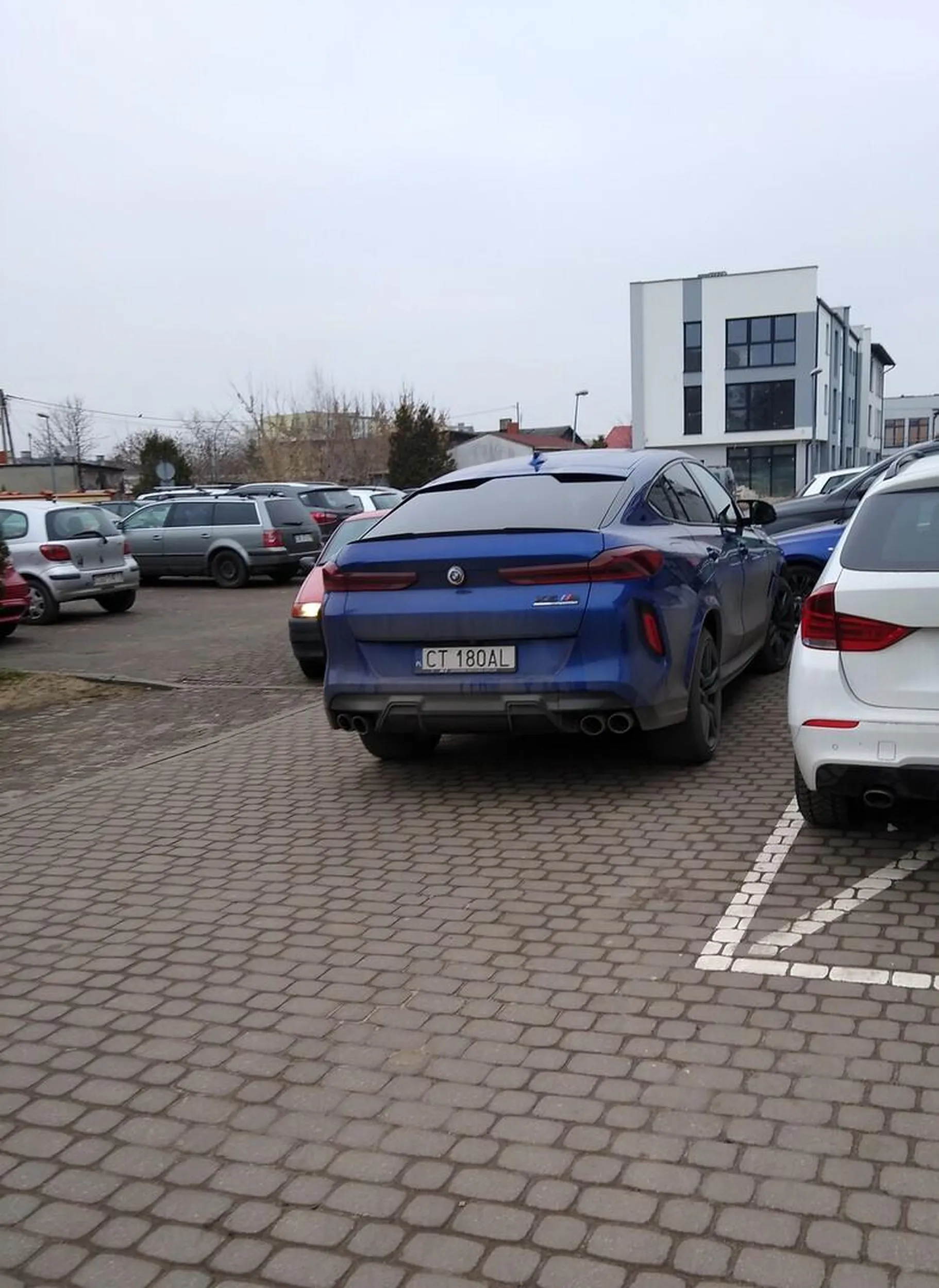 Przyblokowany wjazd przez Cwaniaka. Wiadomo marka BMW zobowiązuje. Jak sama marka wskazuje: Bez Mózgu Właściciel