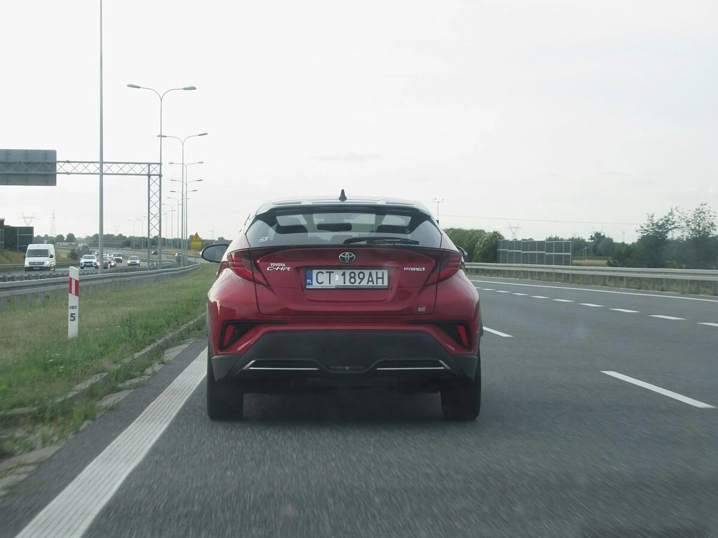 Dzieciak za kierownicą z panną obok i nie wie, że zmieniając pas na autostradzie należy ustąpić pojazdom znajdującym się na tym pasie, a nie wyhamowywać je ze 140 do 100 km/h, bo jaśnie pan musi akurat teraz wyprzedzić ciężarówkę.