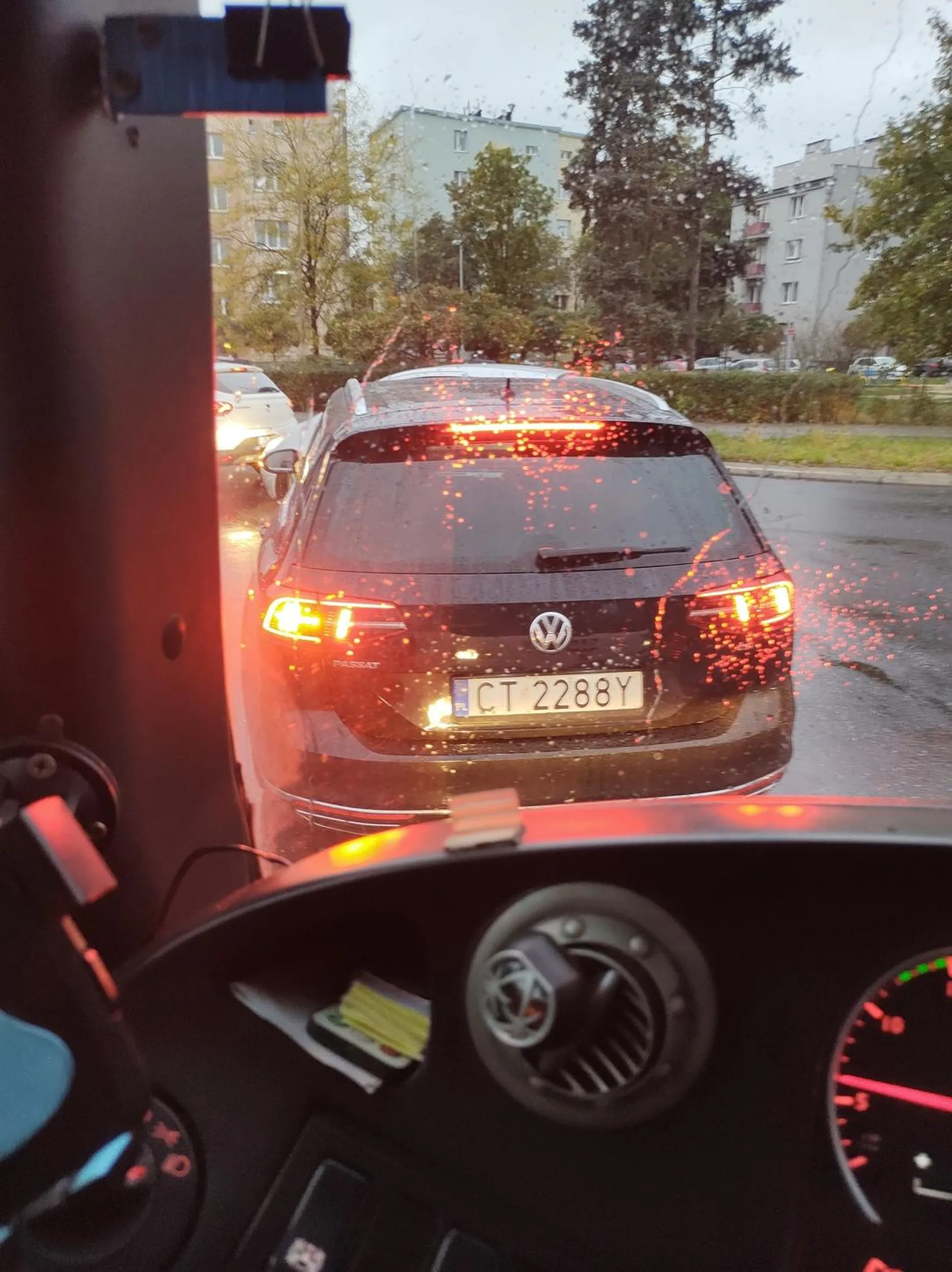 Uwaga na tego kierowcę, kretyn hamuje... Tak że w autobusie ludzi bym poprzewracał