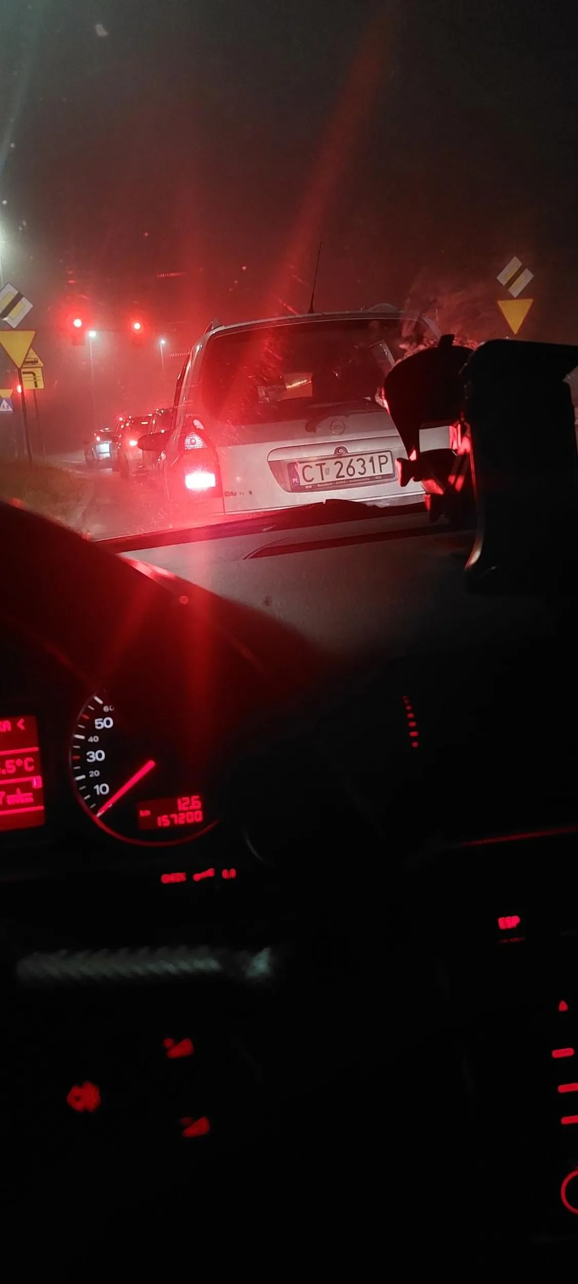 Naucz się przy jakiej przejrzystości lub jej braku włącza się przeciwmgielne.