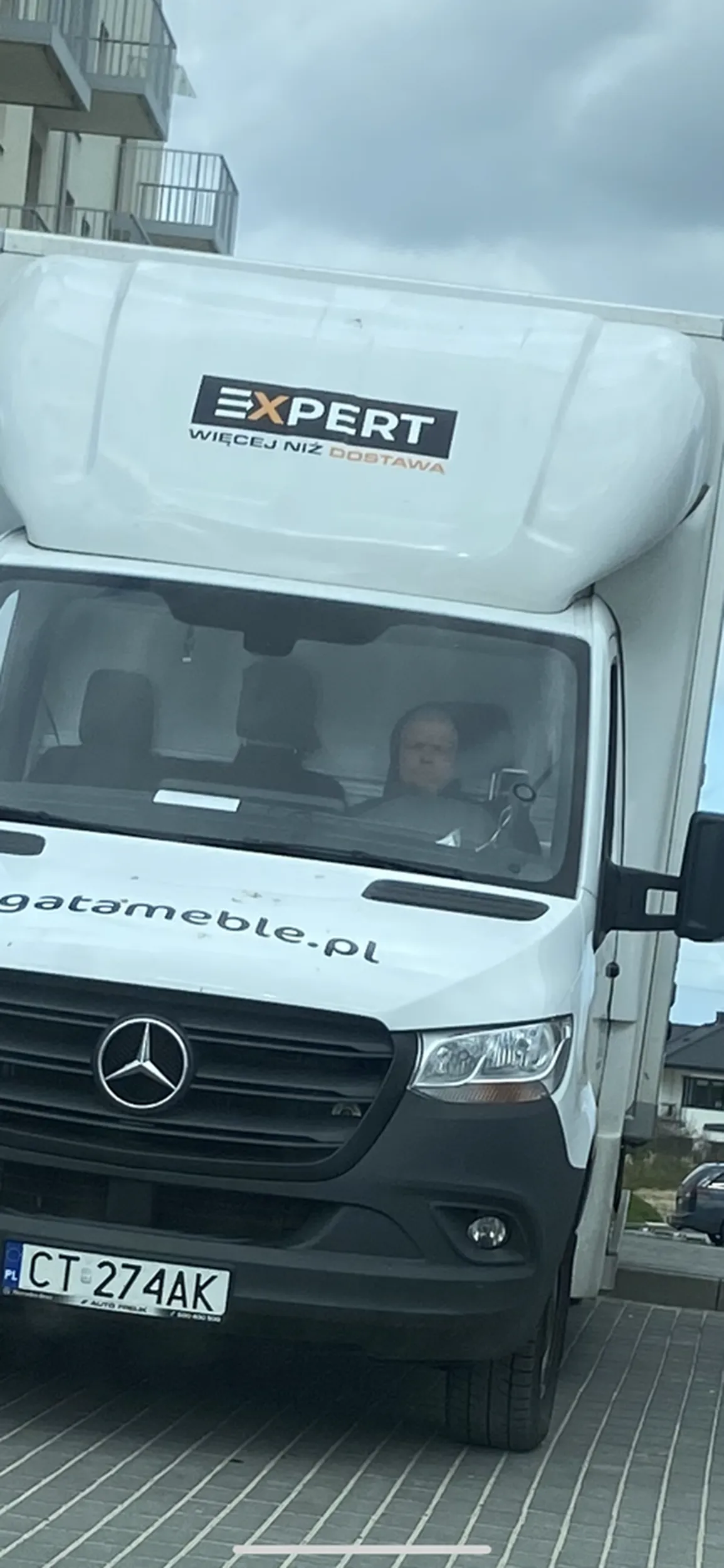 Pan dostawca Media expert zachował się bardzo nieuprzejmie na prośbę o przestawienie jego samochodu dostawczego który blokował brame od śmietnika. Bardzo aroganckie zachowanie