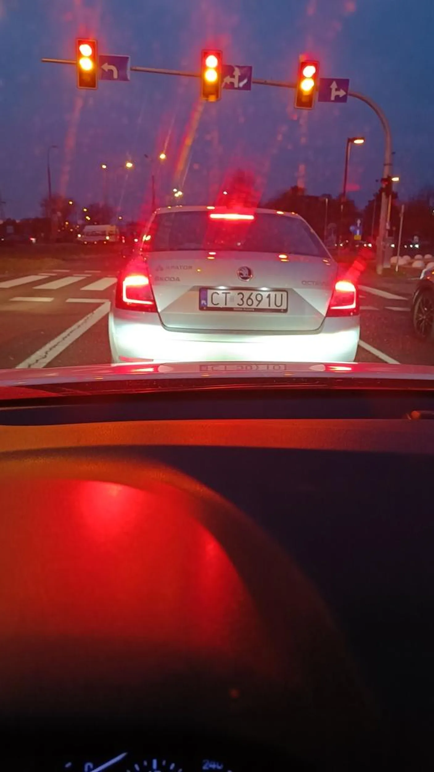 Gość prawo jazdy znalazł w czipsach. Na małym rondzie przy galerii Plaza w Toruniu wymusił pierwszeństwo i jeszcze trąbił z pretensjami jak gdybym ja to zrobił.