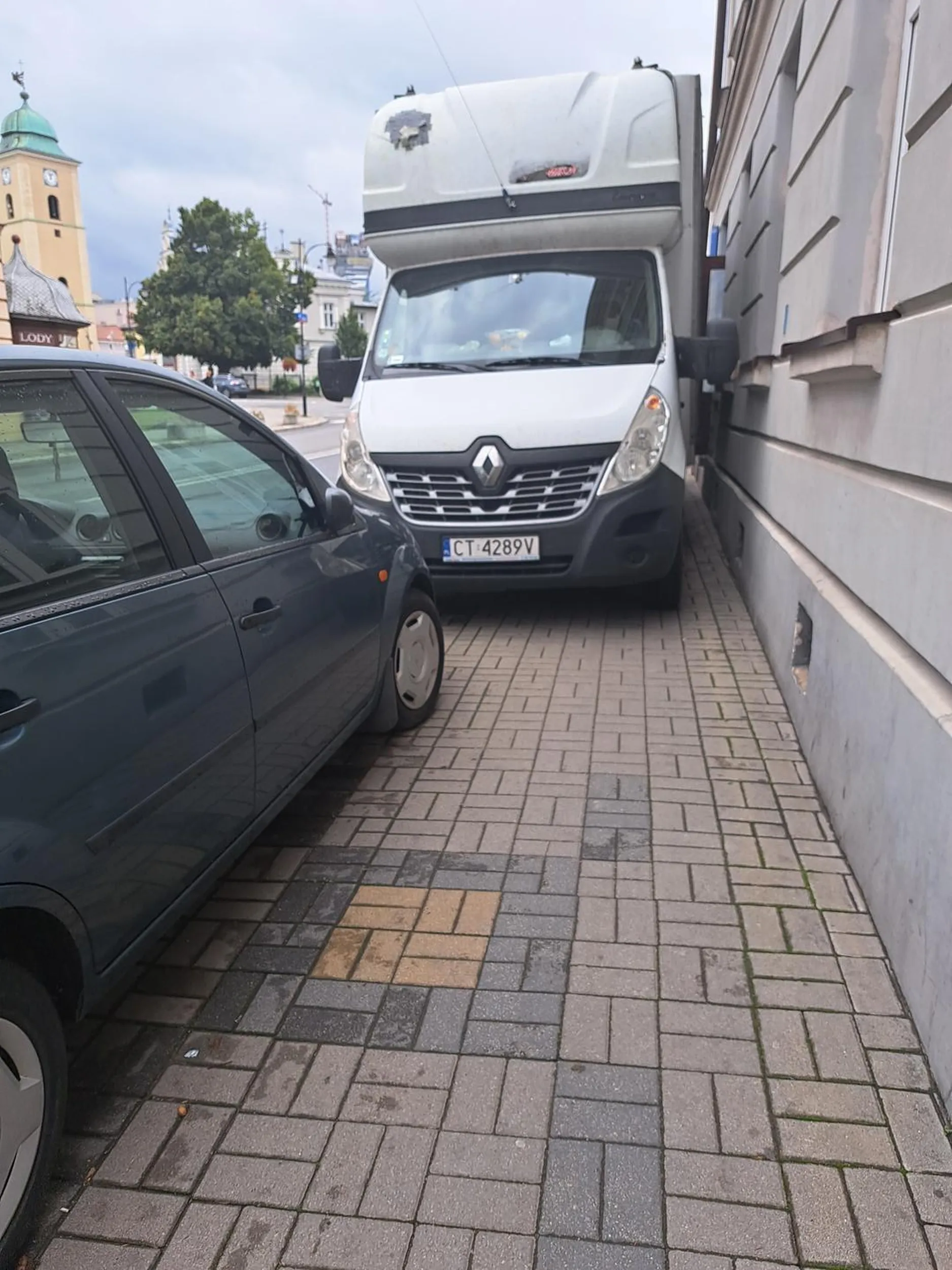 Nie wiem żyje całe życie w rzeszowie ale dopiero teraz dowiedziałem się że chodzik nie jest do chodzenia ale do stania dostawczaków  (wiem że może tak zaparkować ale musi zostawić chociaż odstęp 1.5m)