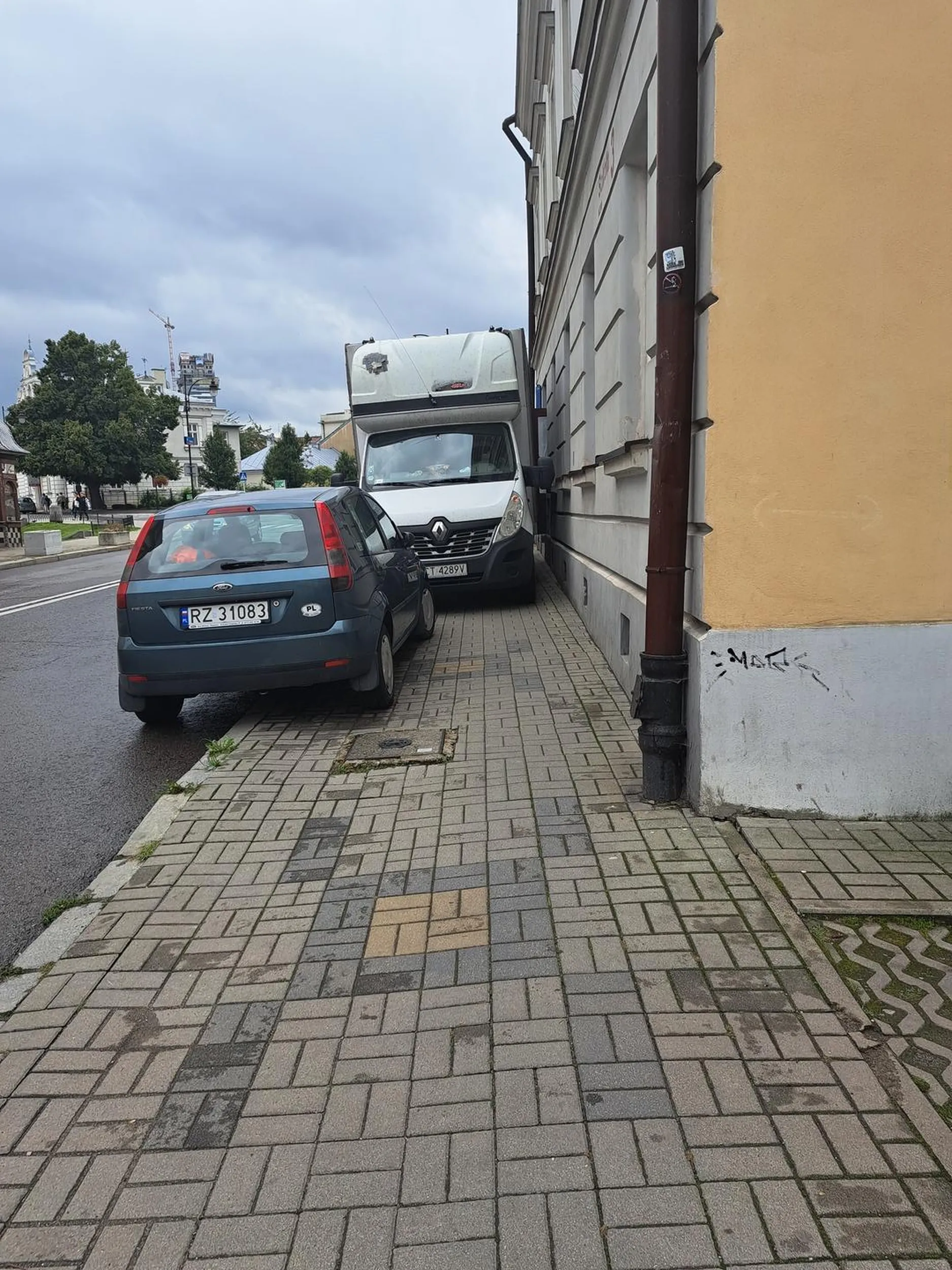 Nie wiem żyje całe życie w rzeszowie ale dopiero teraz dowiedziałem się że chodzik nie jest do chodzenia ale do stania dostawczaków  (wiem że może tak zaparkować ale musi zostawić chociaż odstęp 1.5m)