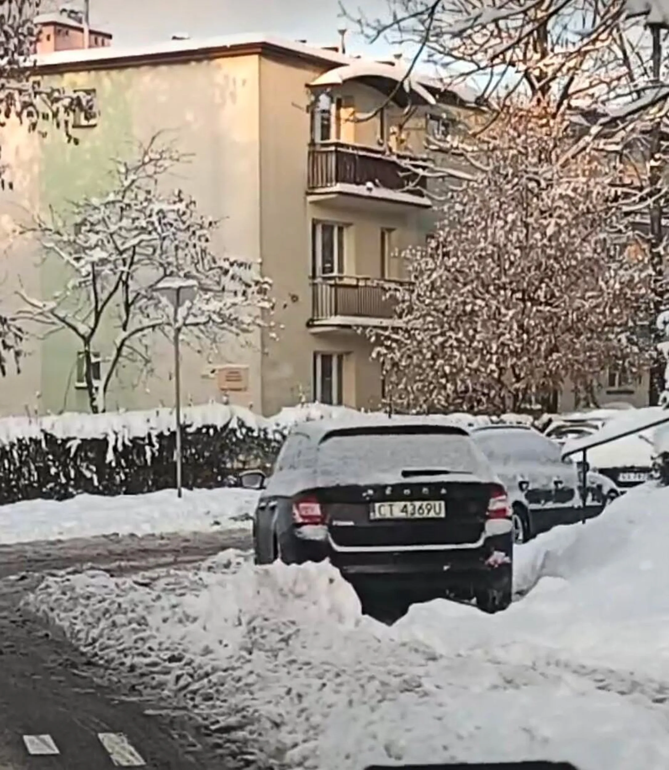 Weź z rozpędu walnij w ścianę swoi pustym łbem. Piesi musieli drogą omijać twoje auto głąbie.