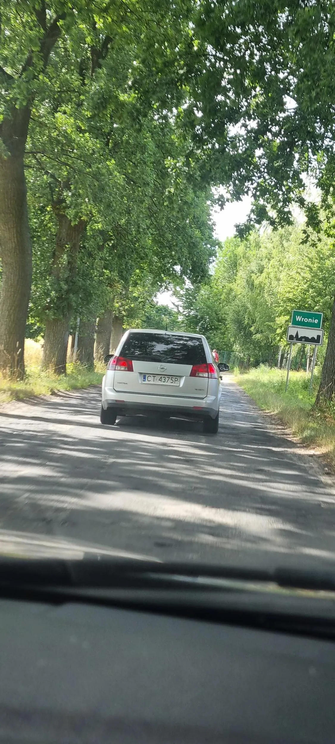 Jeździ środkiem drogi a nawet lewym pasem na drodze jednopasmowej nie dając się wyprzedzić, przy próbie wyprzedzenia zajeżdża drogę