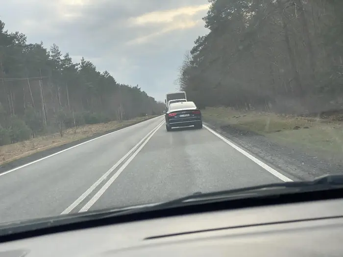 Zajechał mi drogę podczas wyprzedzania. Na żyletki się zmieścił.