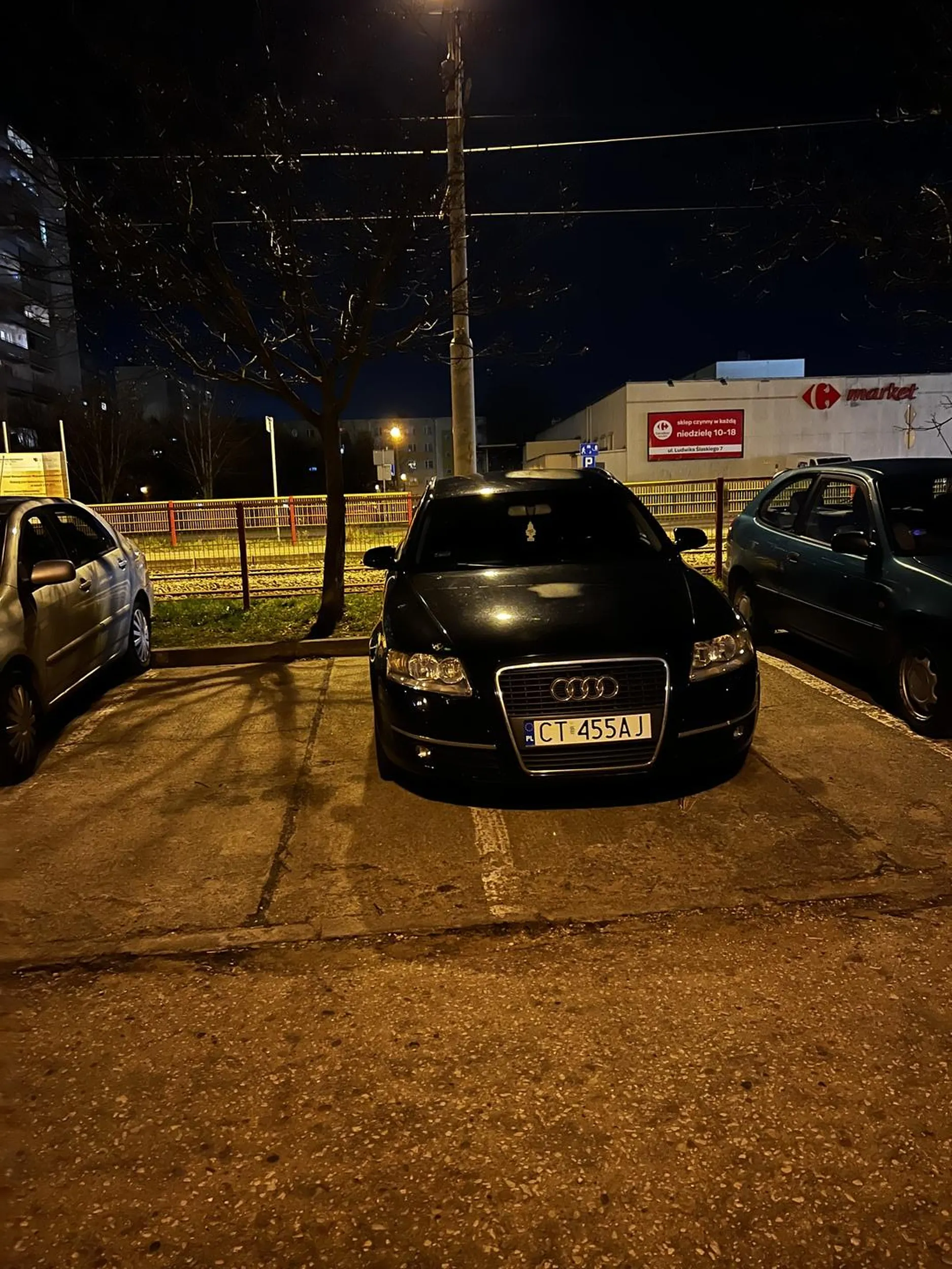 pan/pani zaparkował/a tak, żeby nikt poza nim/nią nie mógł stanąć. i stał tak samochód 3 dni minimum ?